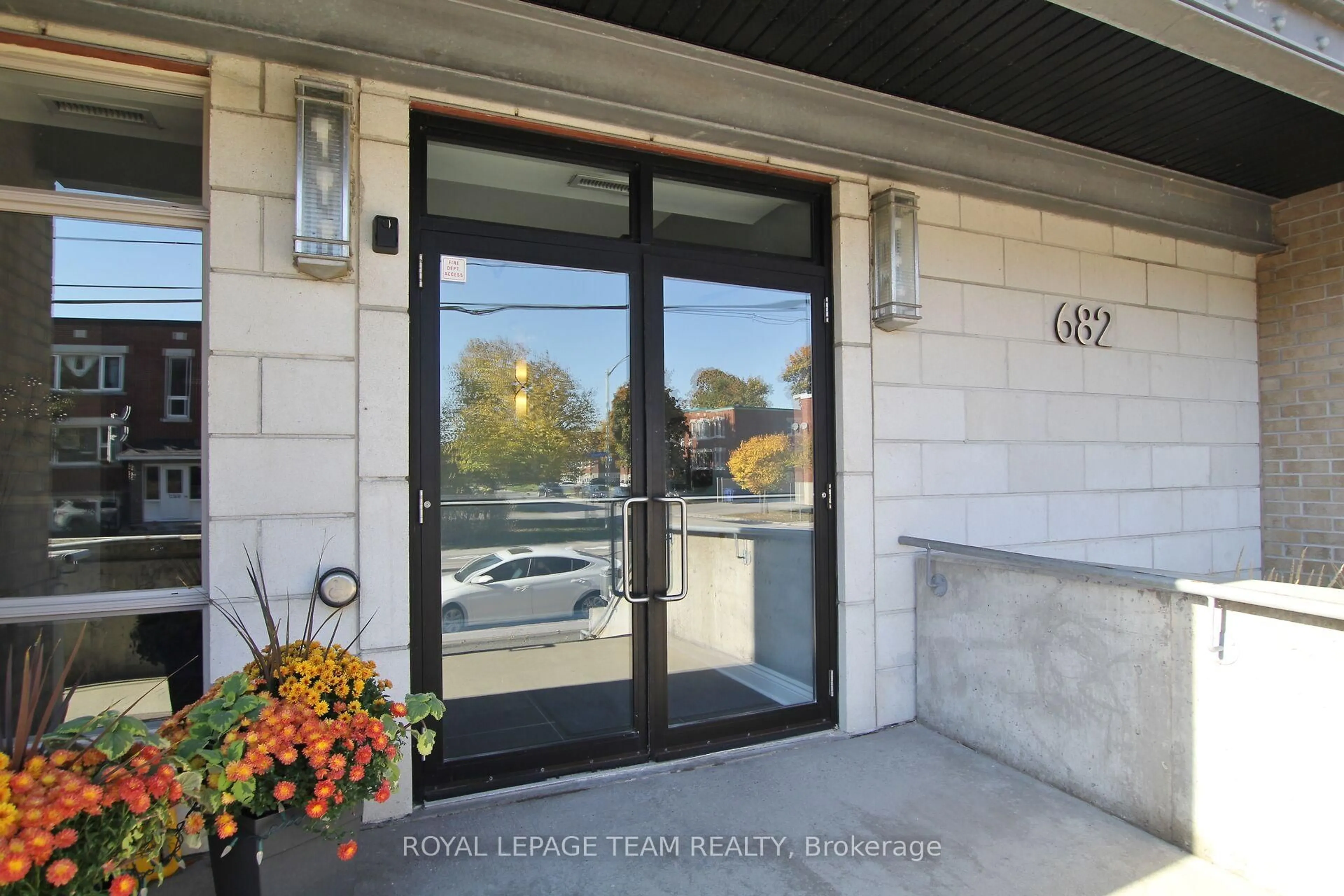 Indoor foyer for 682 Churchill Ave #306, Ottawa Ontario K1Z 5G5