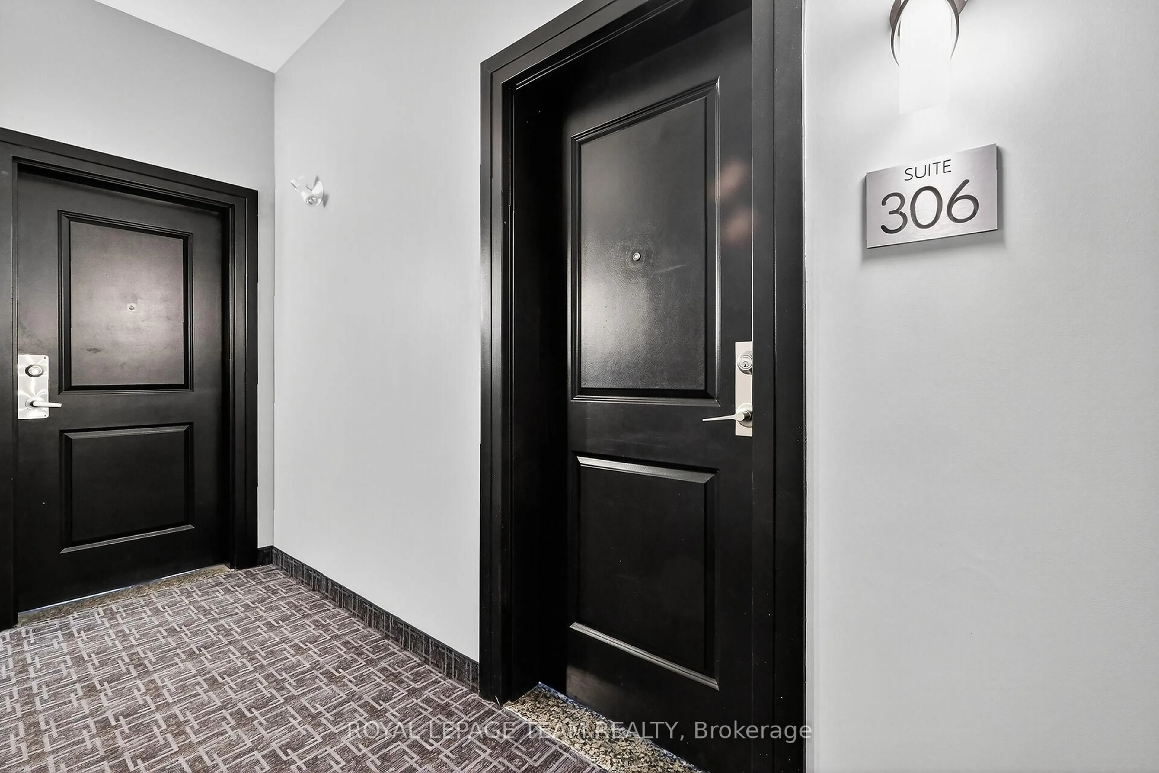 Indoor foyer for 682 Churchill Ave #306, Ottawa Ontario K1Z 5G5