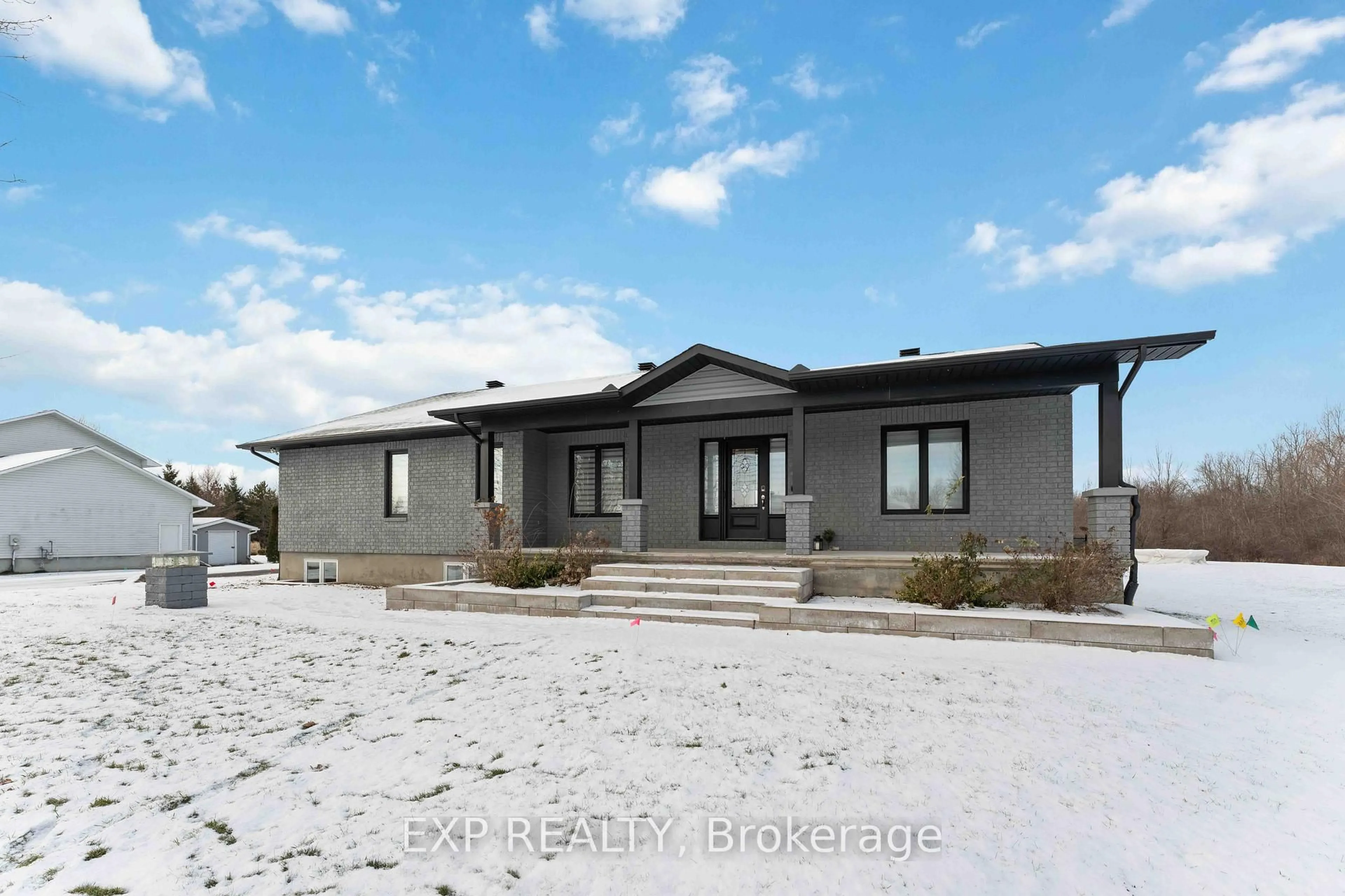 Home with vinyl exterior material, building for 2760 Johannes St, Metcalfe Ontario K0A 2P0