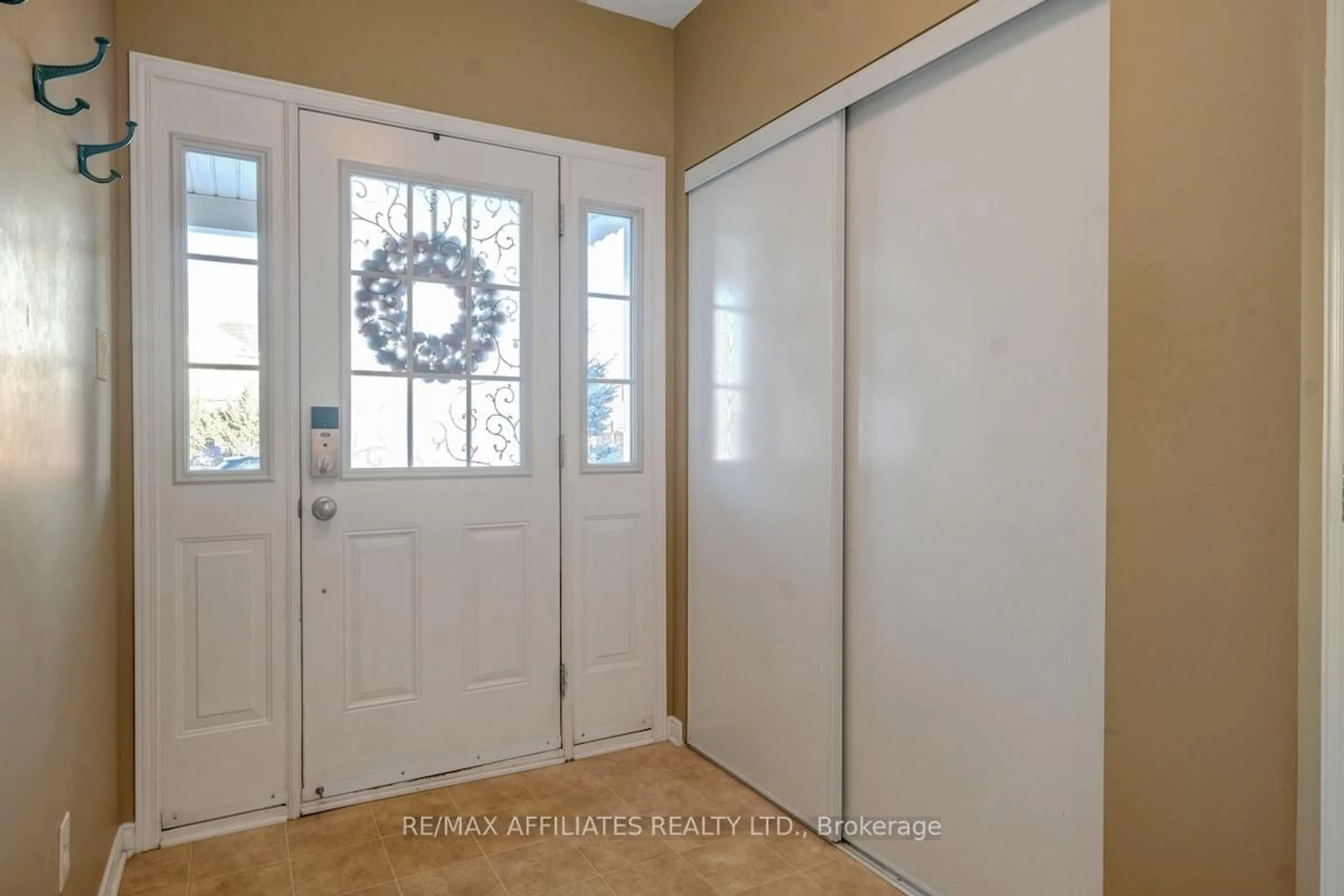 Indoor entryway for 462 Templeford Ave, Ottawa Ontario K2M 0B8