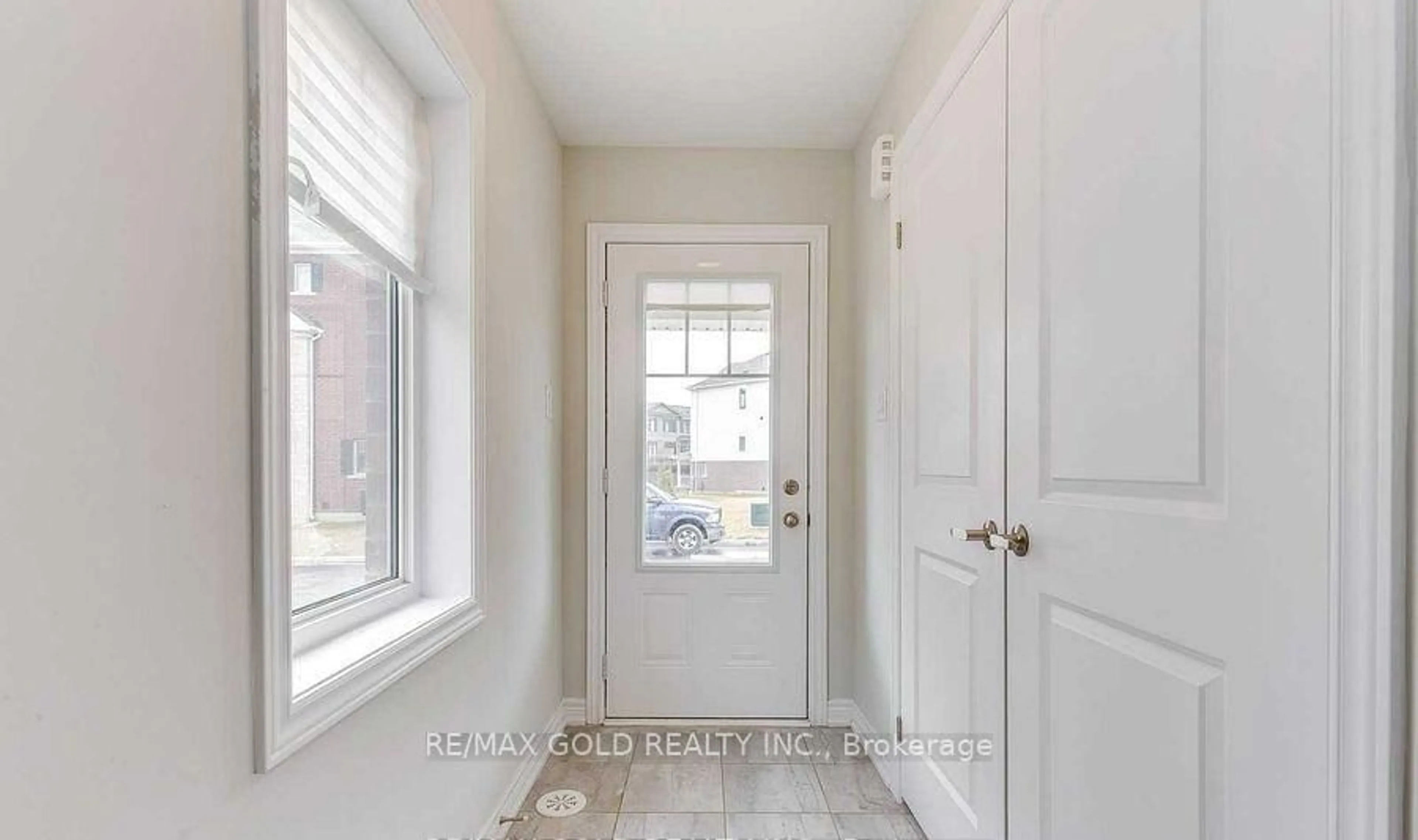 Indoor entryway for 47 Rapids Lane, Hamilton Ontario L8K 0A4