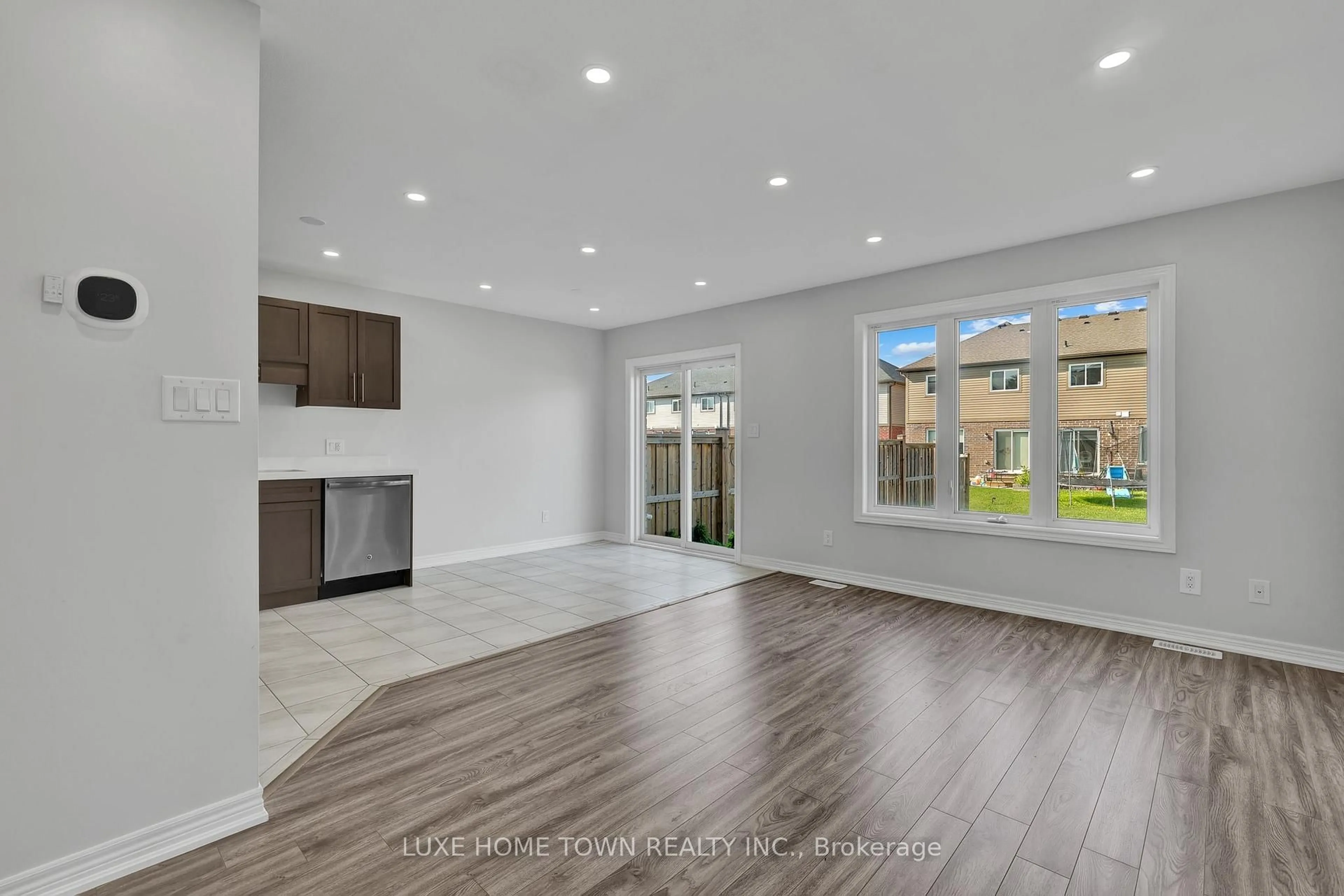 Unknown for 100 Monarch St, Welland Ontario L3C 0G6