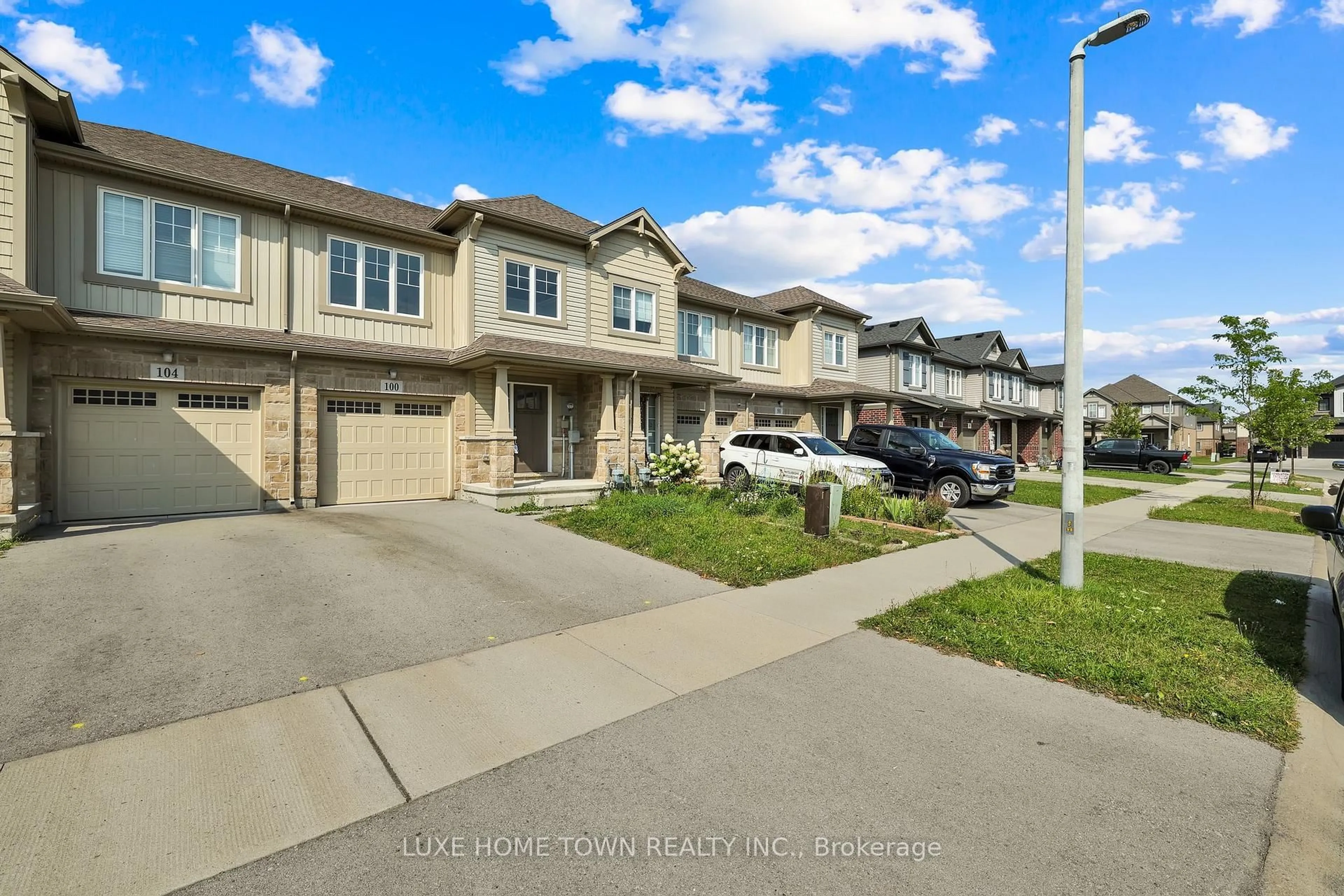 A pic from outside/outdoor area/front of a property/back of a property/a pic from drone, street for 100 Monarch St, Welland Ontario L3C 0G6