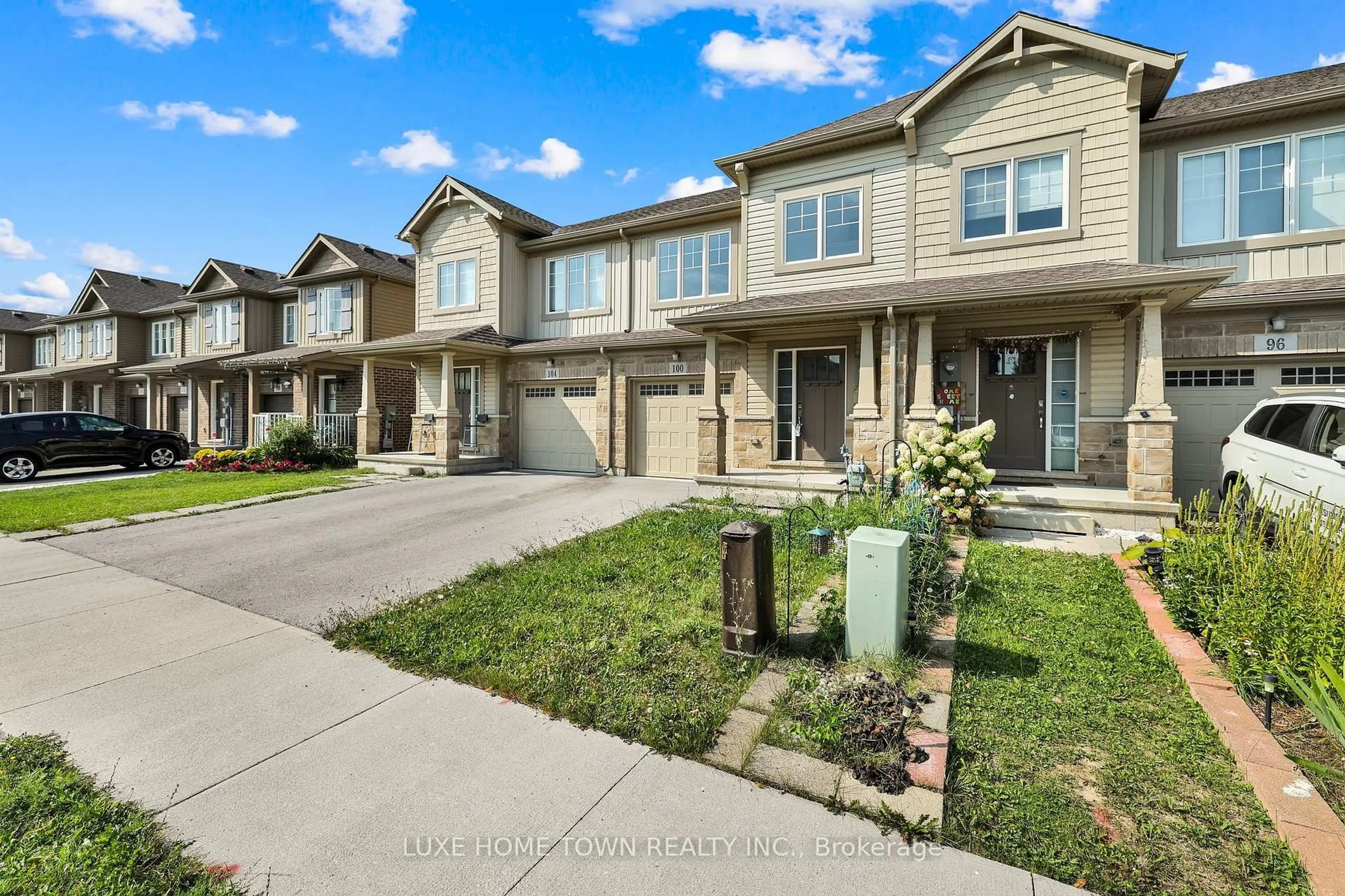 A pic from outside/outdoor area/front of a property/back of a property/a pic from drone, street for 100 Monarch St, Welland Ontario L3C 0G6