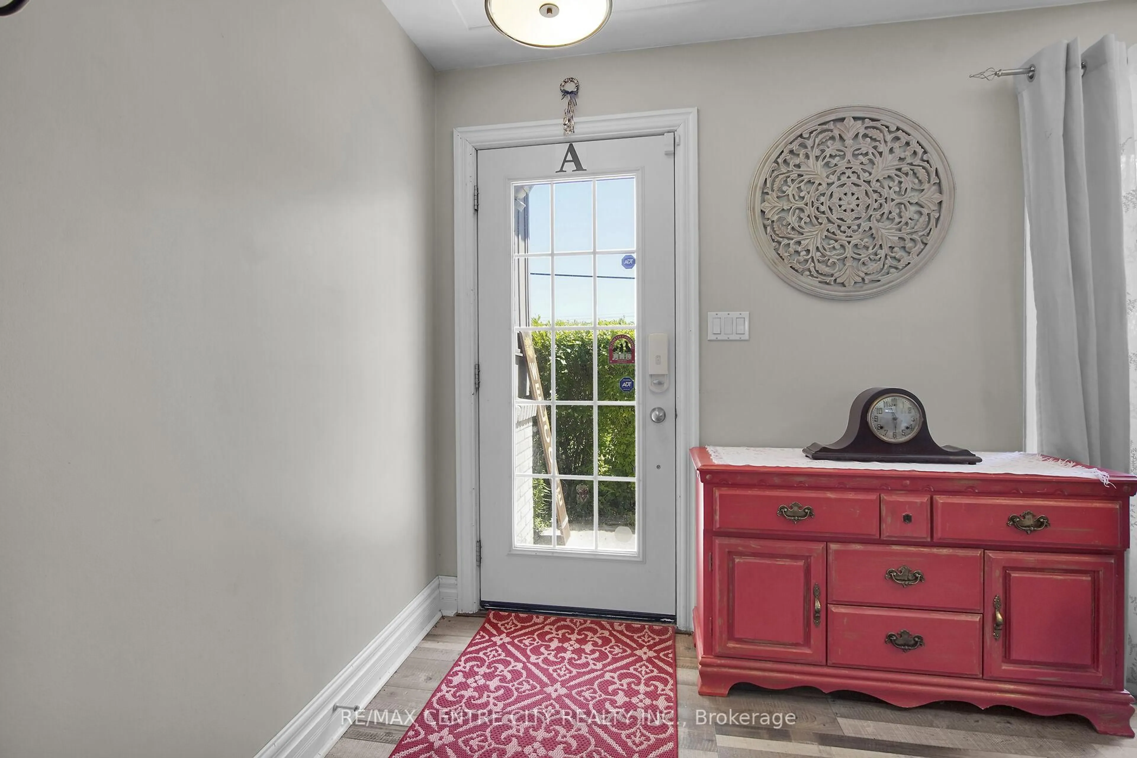 Indoor entryway for 2103 Fanshawe Park Rd, Middlesex Centre Ontario N6H 0H6