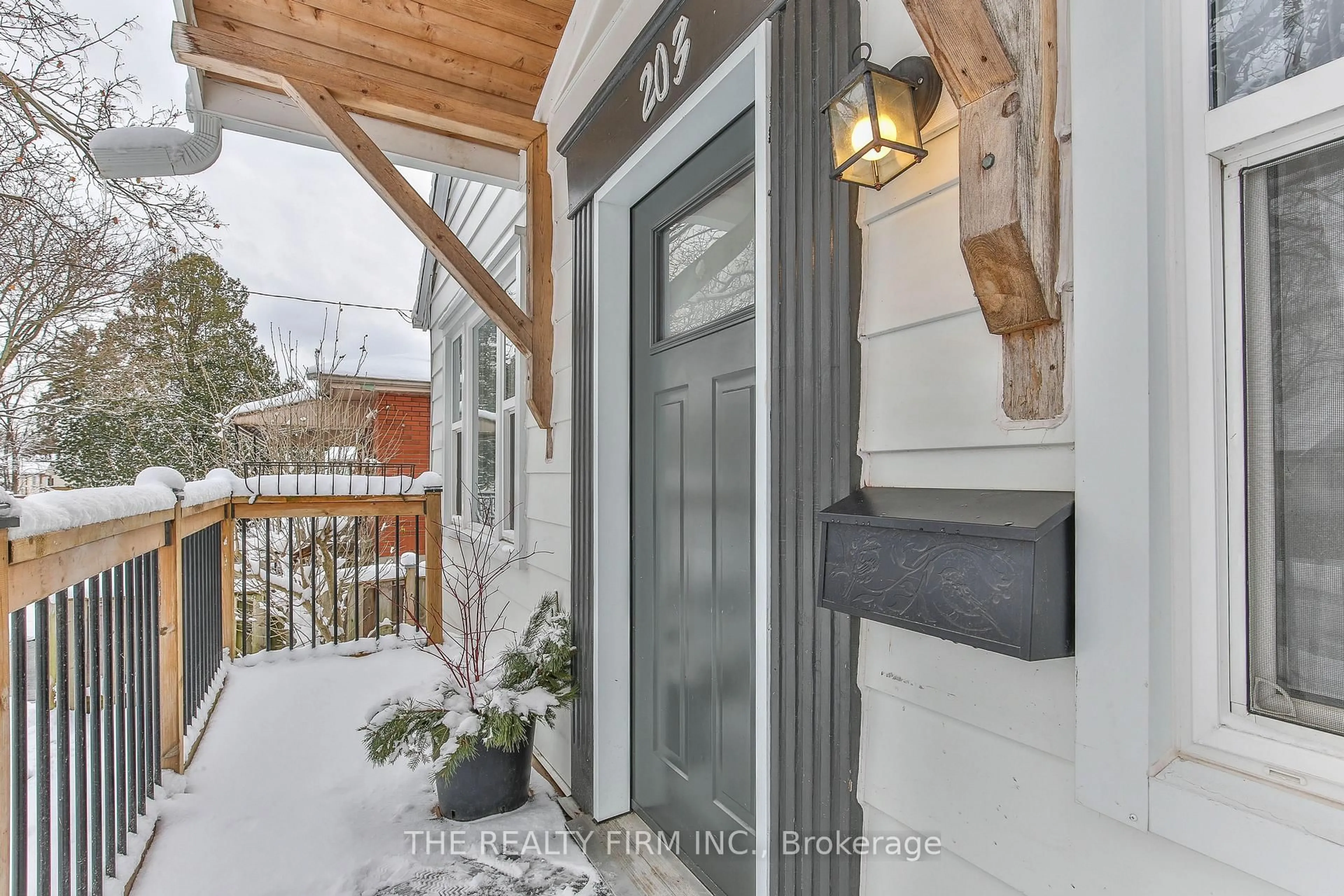 Indoor entryway for 203 Harley St, London East Ontario N5Y 2C3