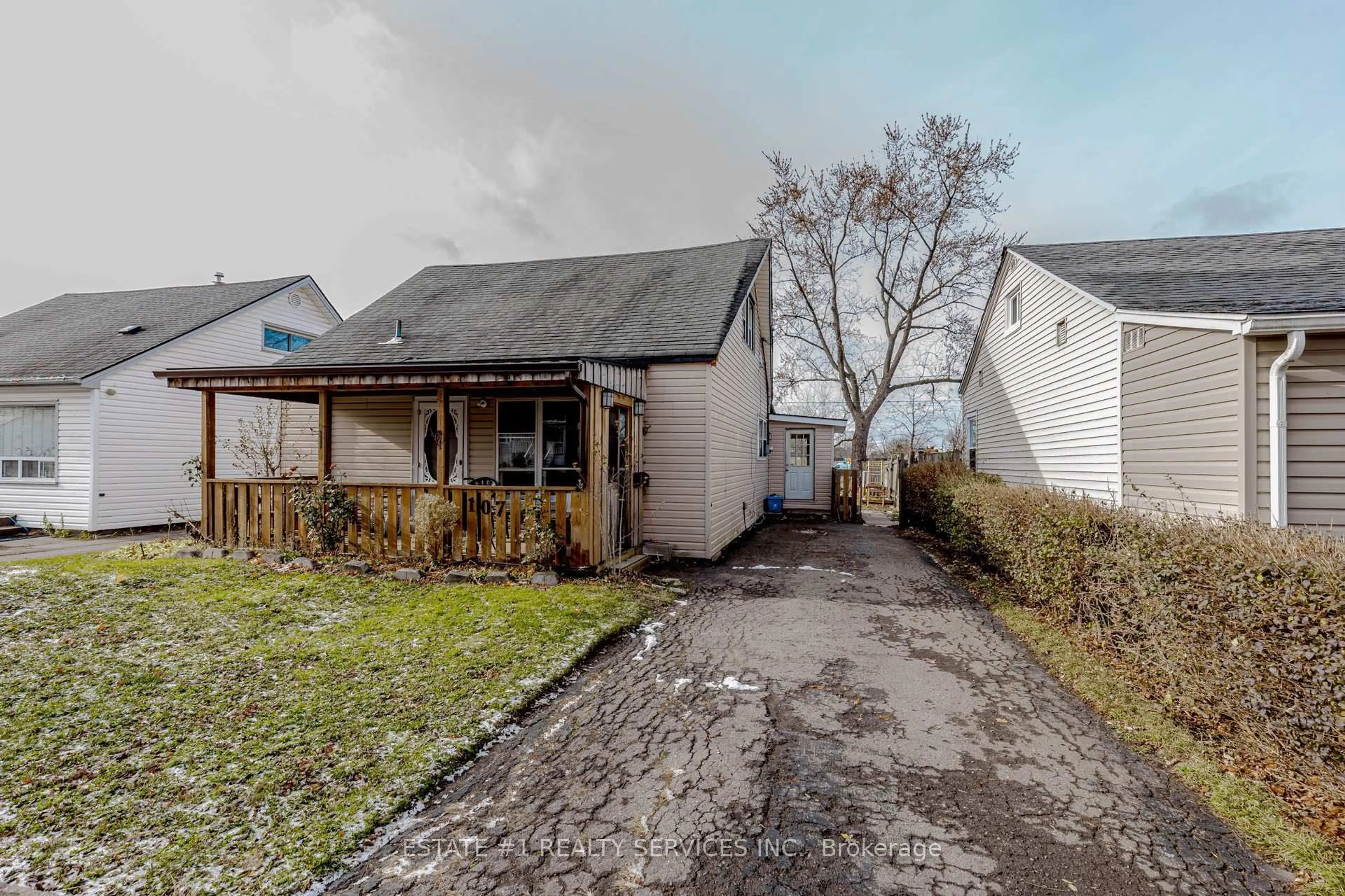 A pic from outside/outdoor area/front of a property/back of a property/a pic from drone, street for 107 Dover Rd, Welland Ontario L3B 2V1