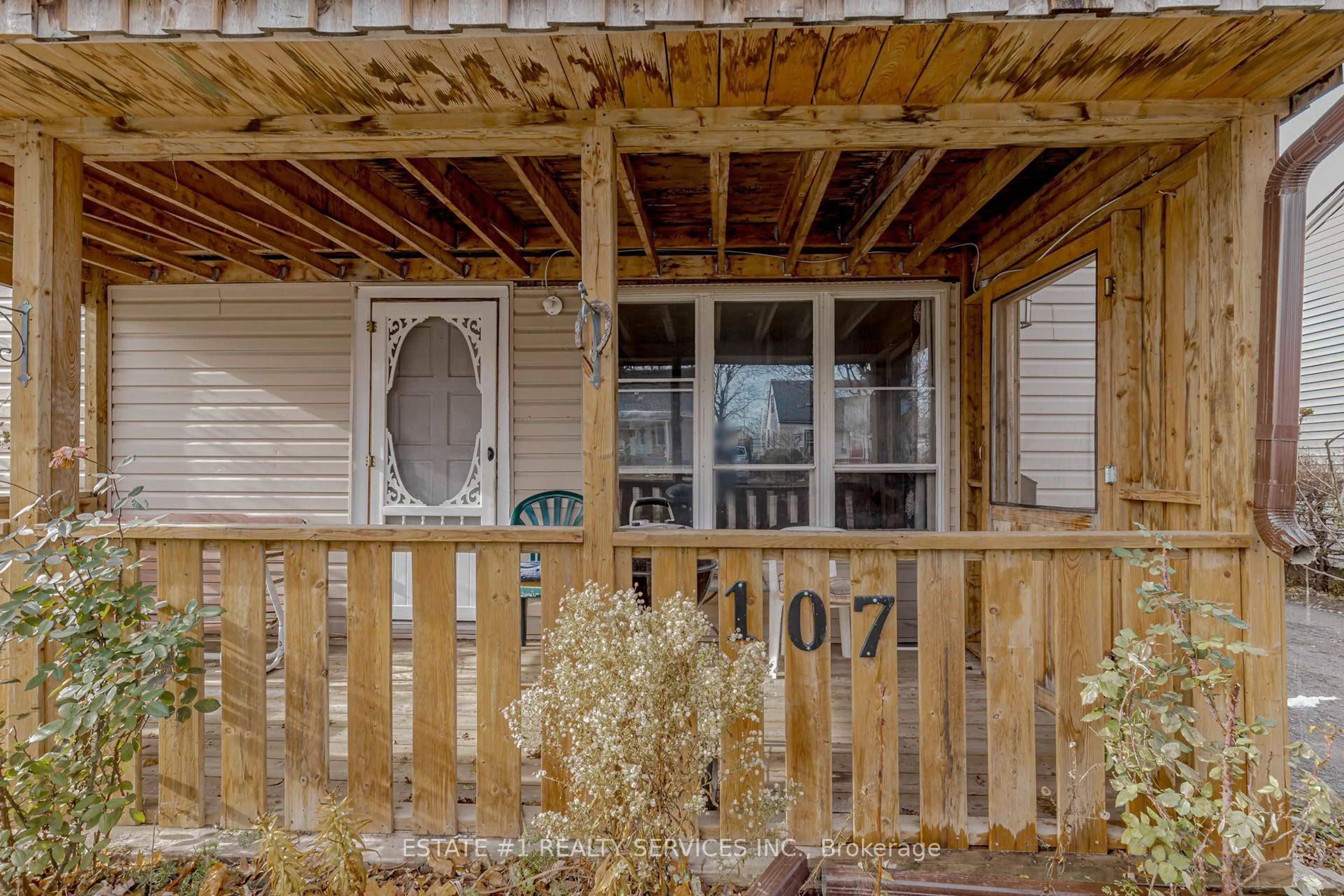 Patio, unknown for 107 Dover Rd, Welland Ontario L3B 2V1