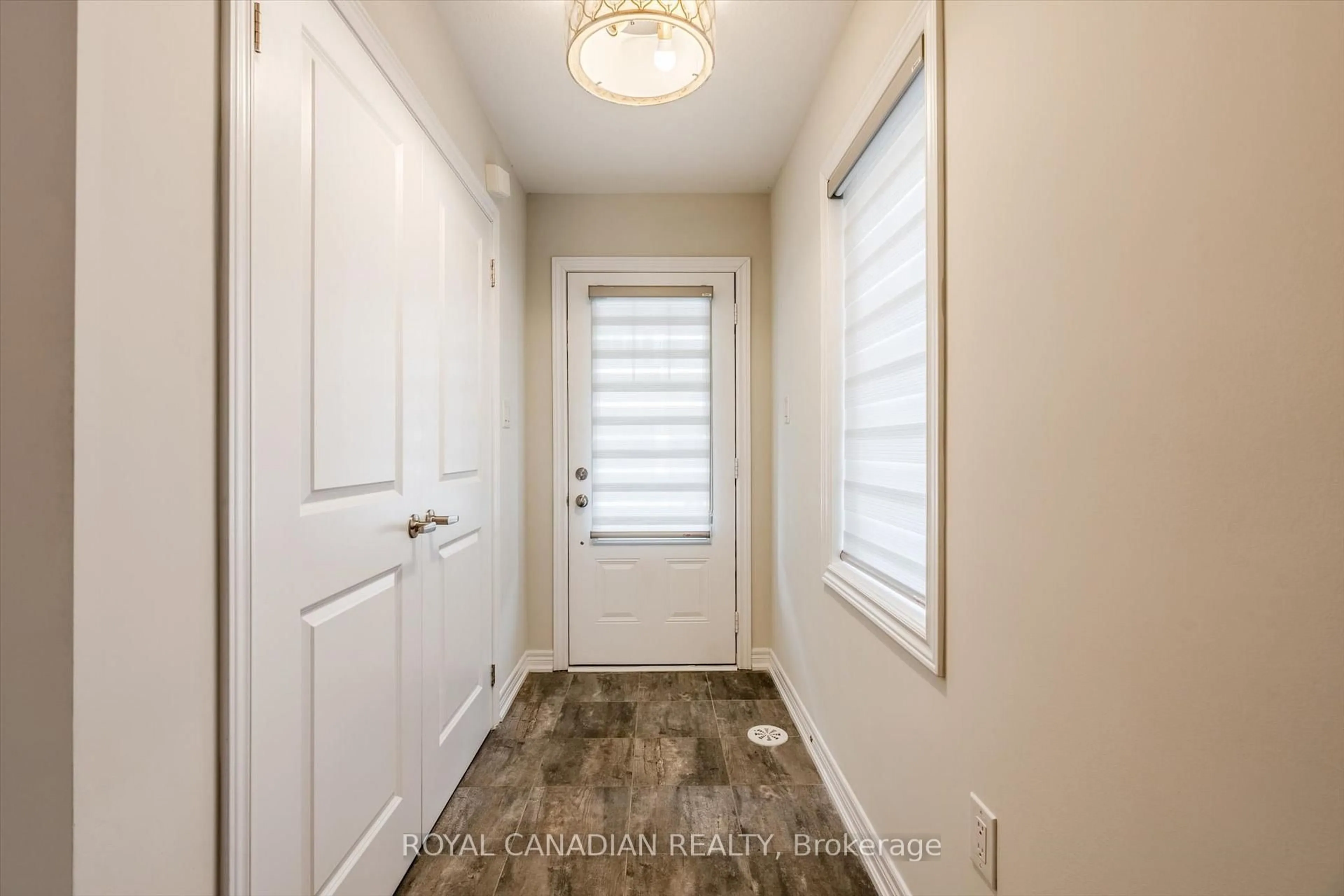 Indoor entryway for 12 Rapids Lane, Hamilton Ontario L8K 0A3
