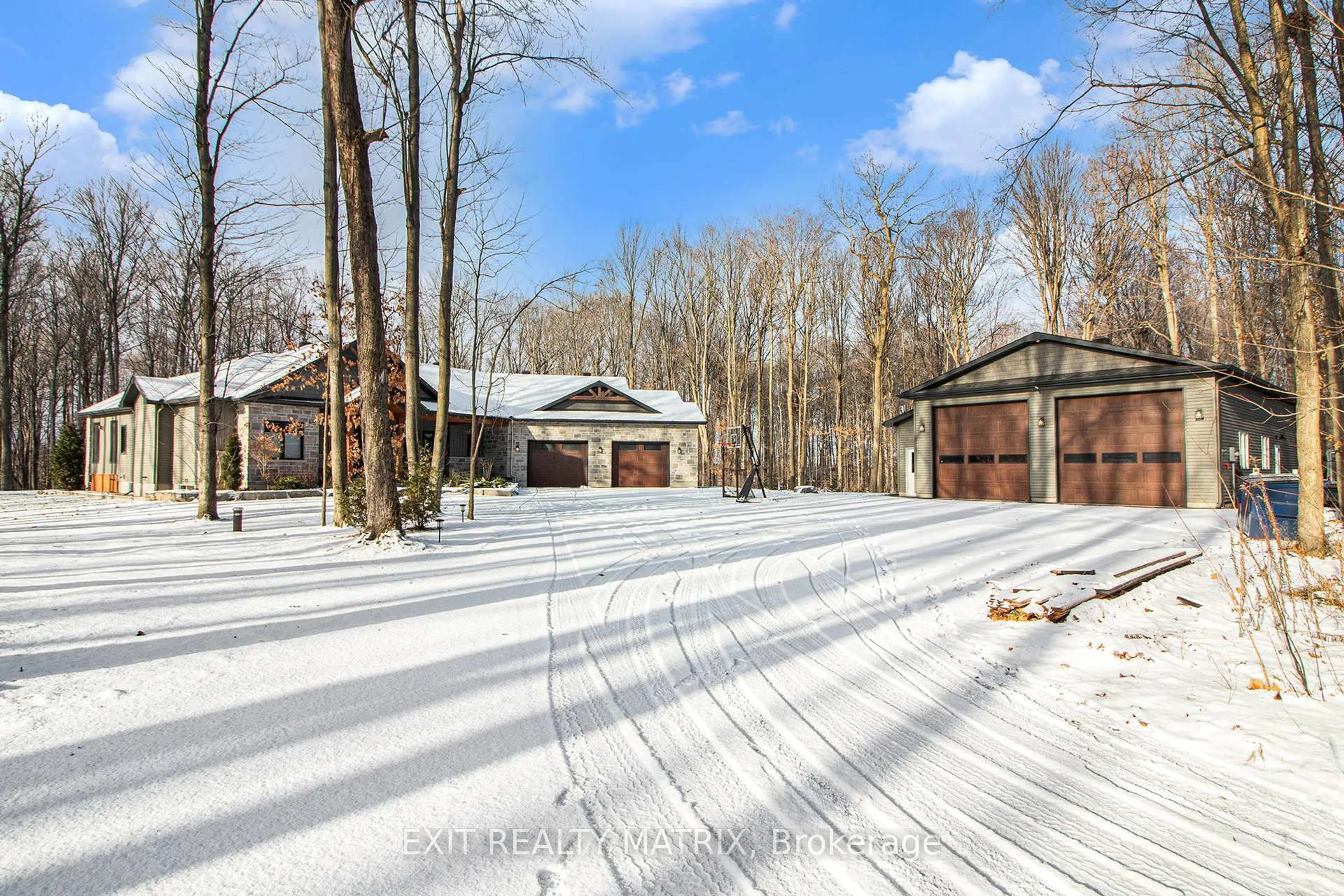 A pic from outside/outdoor area/front of a property/back of a property/a pic from drone, unknown for 1772 Groves Rd, Russell Ontario K4R 1E5