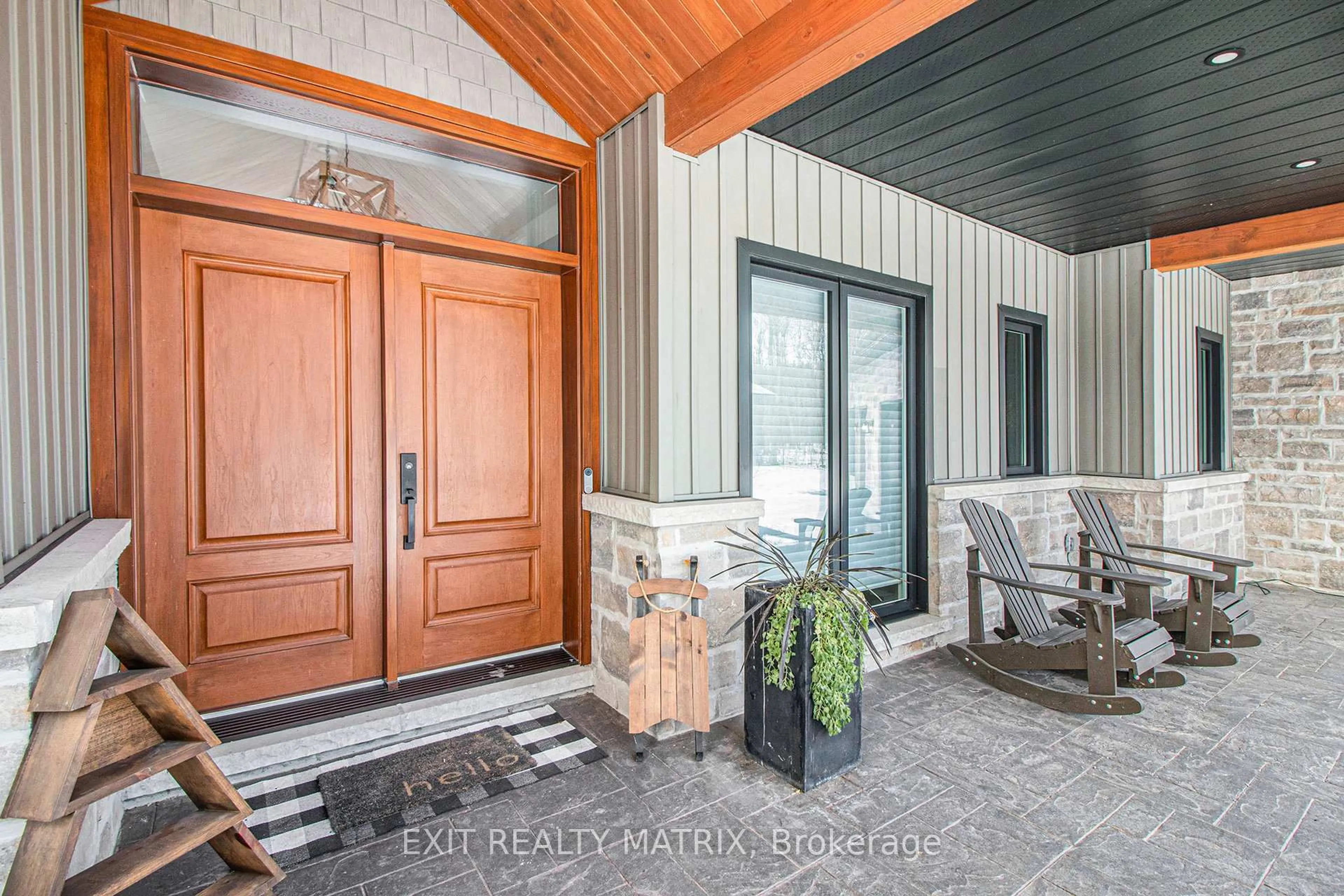Indoor entryway for 1772 Groves Rd, Russell Ontario K4R 1E5