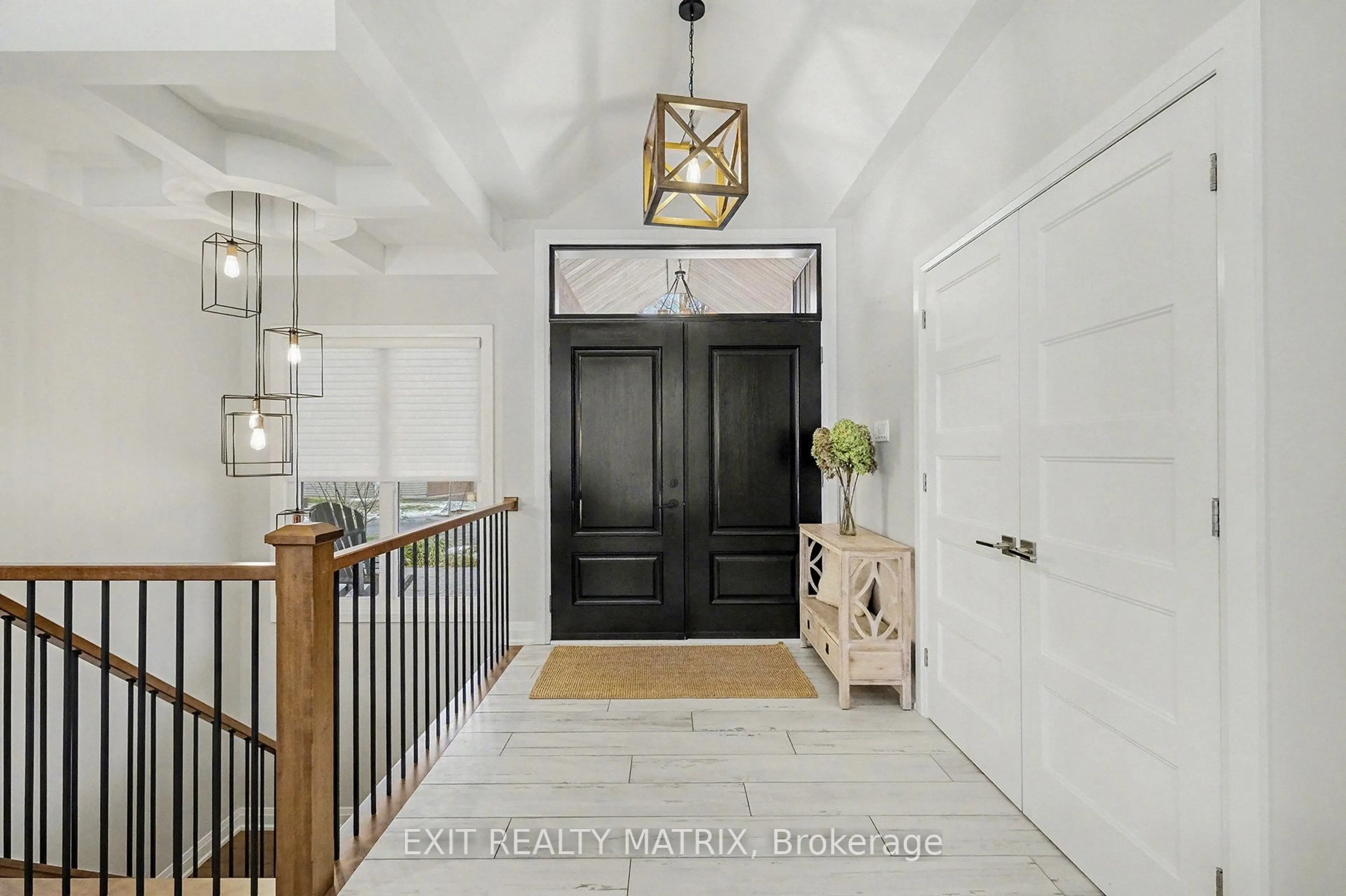 Indoor entryway for 1772 Groves Rd, Russell Ontario K4R 1E5