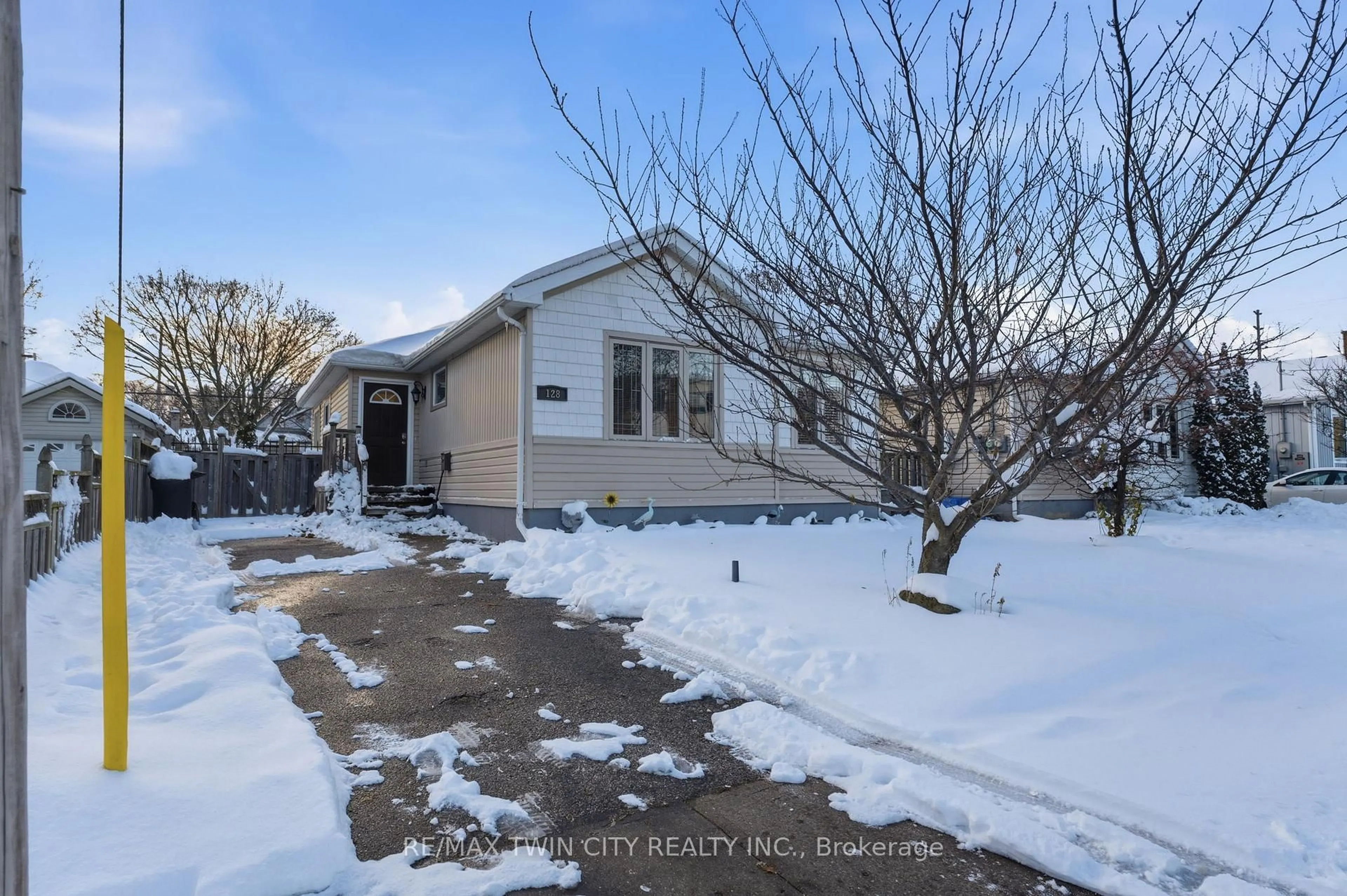 A pic from outside/outdoor area/front of a property/back of a property/a pic from drone, street for 128 Schlueter St, Cambridge Ontario N3H 4B3