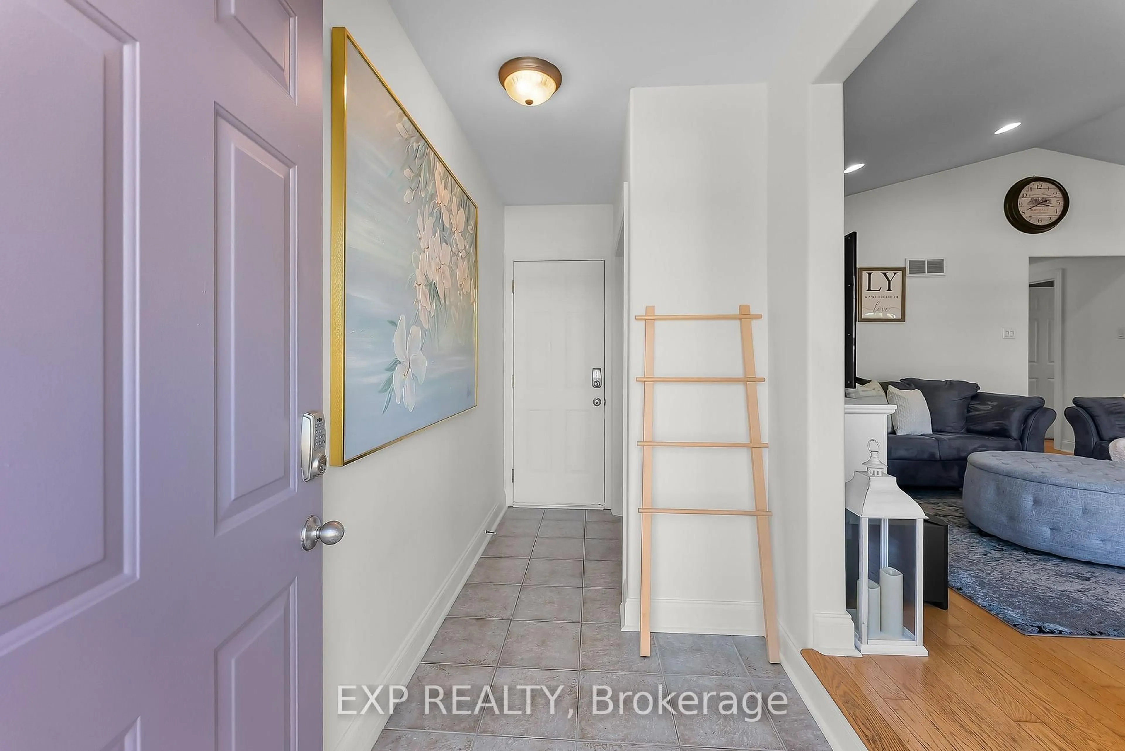 Indoor entryway for 7321 Dorchester Rd, Niagara Falls Ontario L2G 5V8