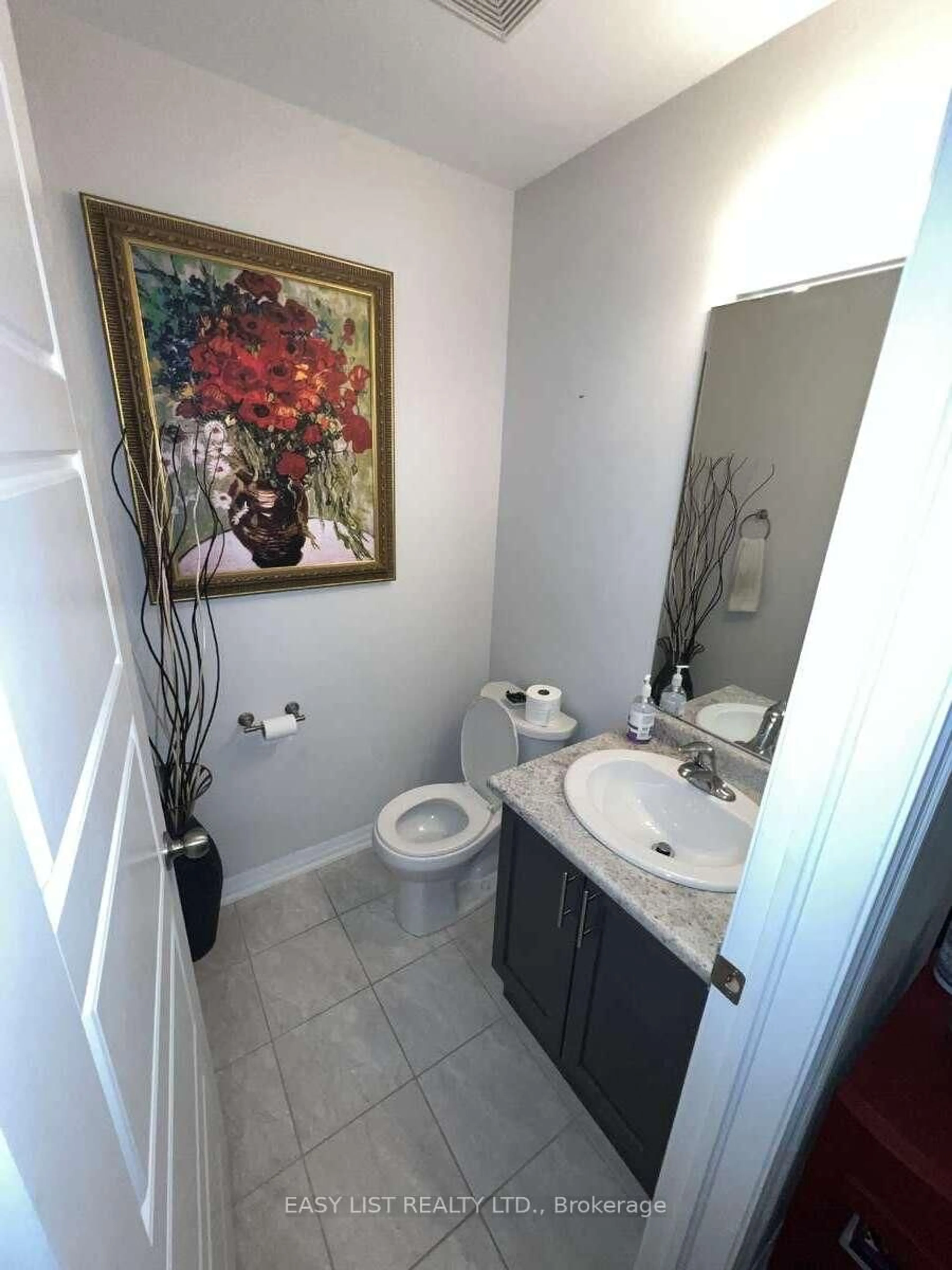 Standard bathroom, ceramic/tile floor for 290 Barton St #3, Hamilton Ontario L8R 3P3
