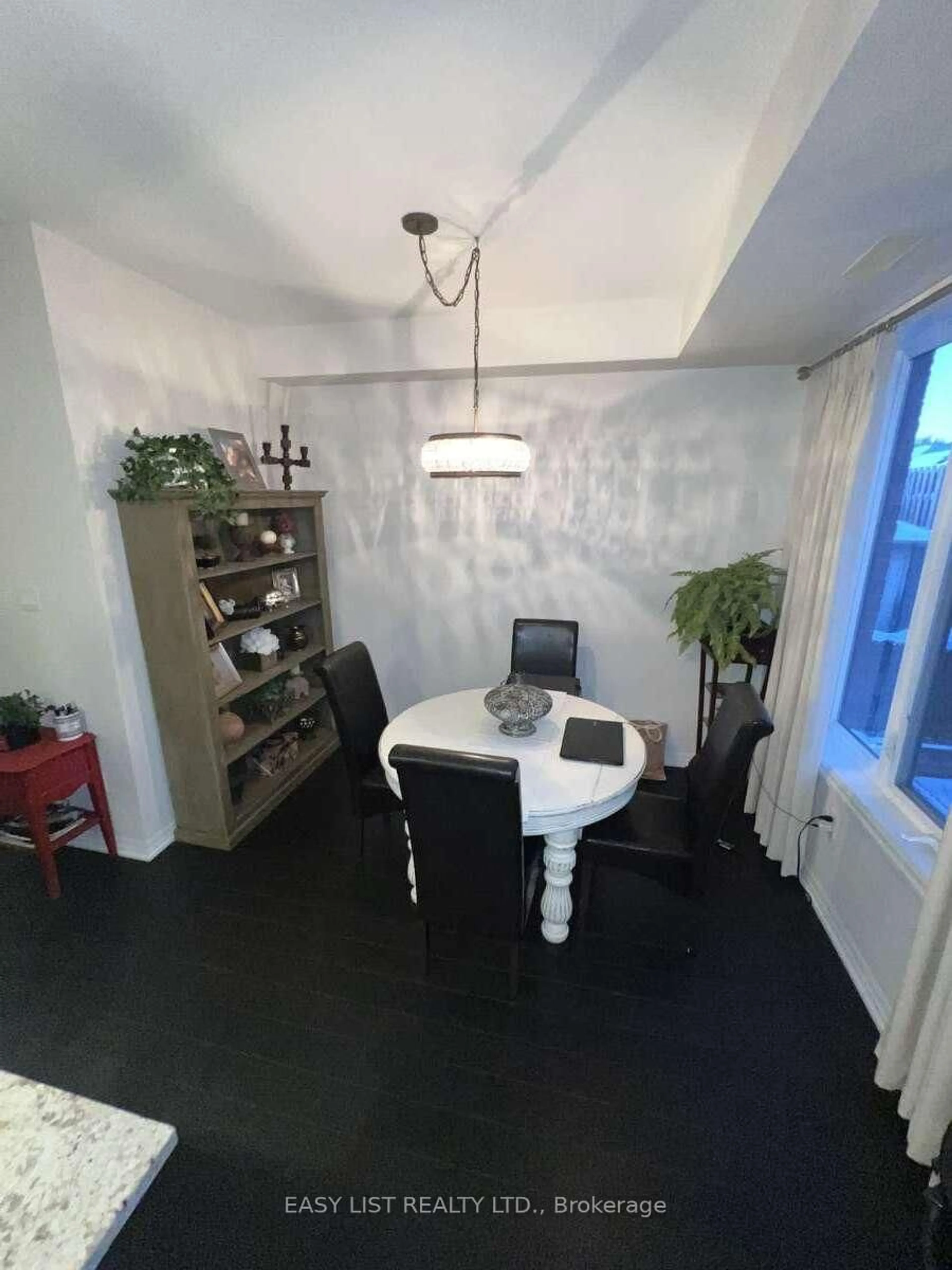 A pic of a room for 290 Barton St #3, Hamilton Ontario L8R 3P3