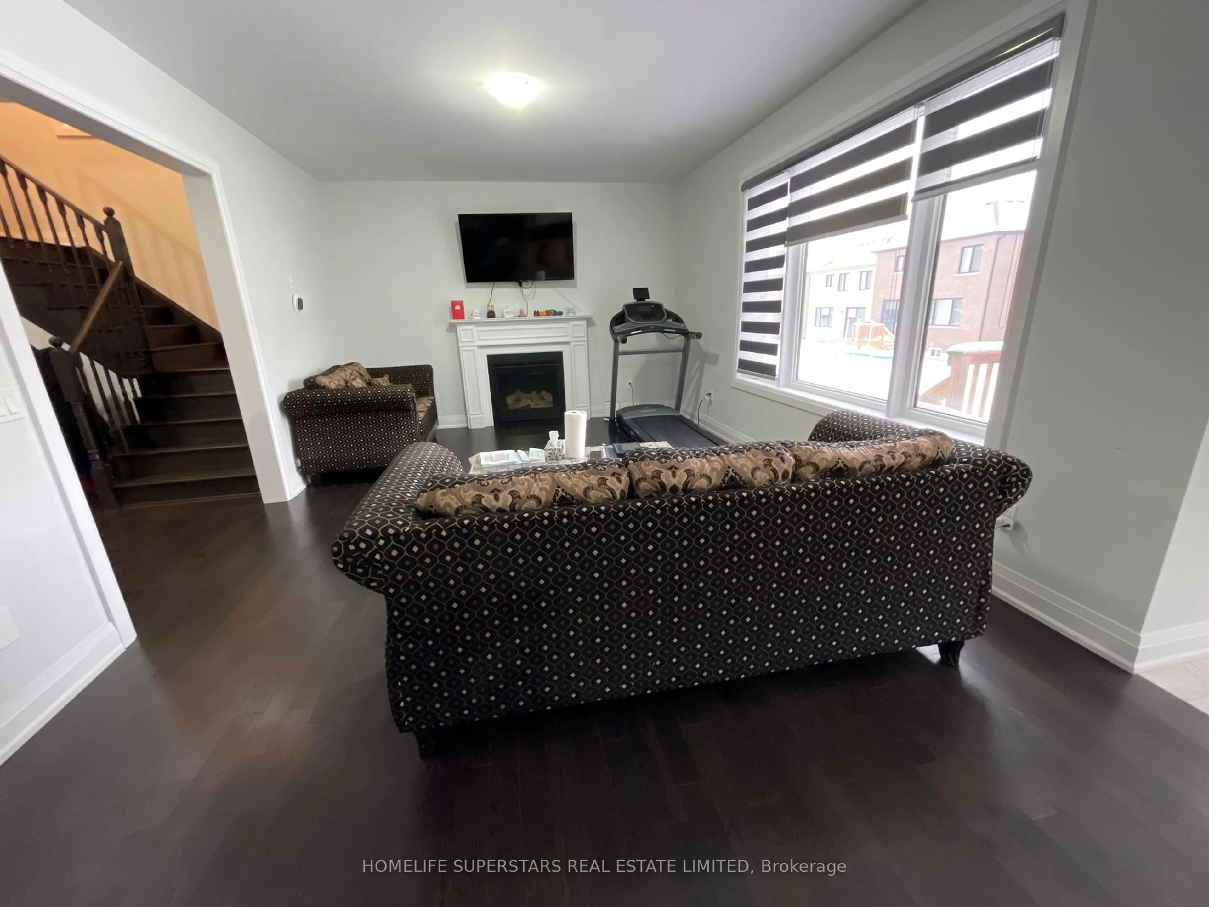 Living room with furniture, wood/laminate floor for 795 Queenston Blvd, Woodstock Ontario N4T 0N1