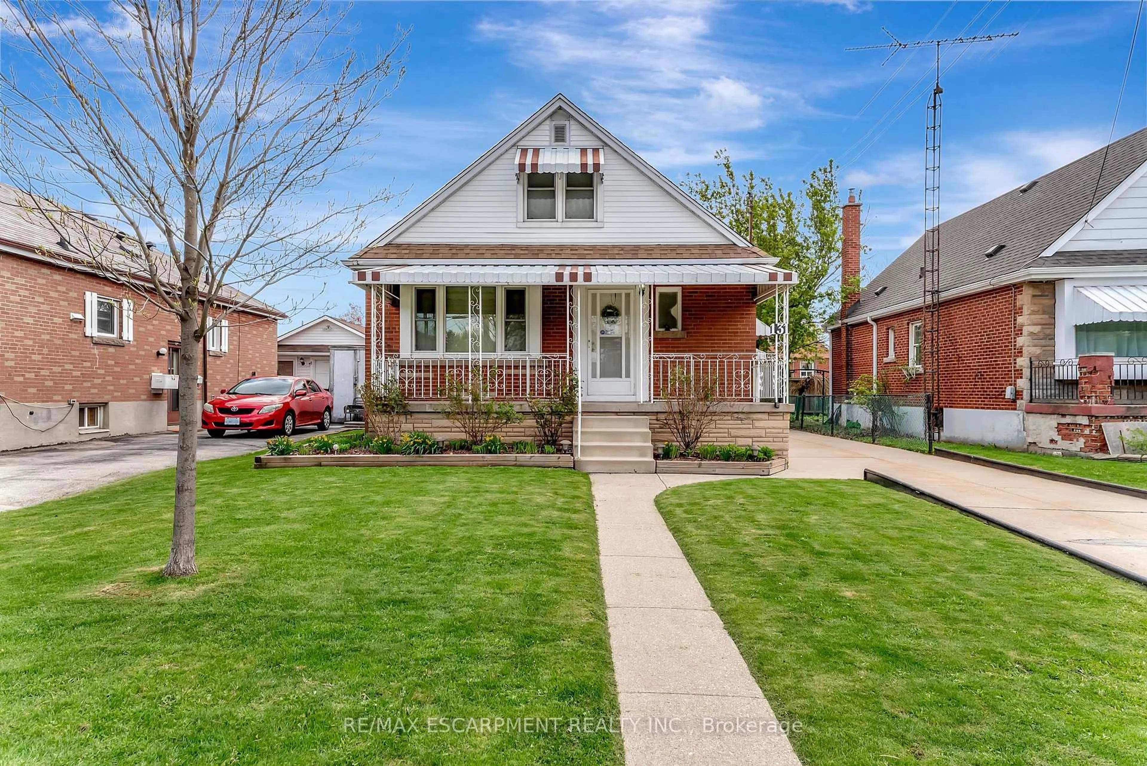 Home with brick exterior material, street for 131 East 42nd St, Hamilton Ontario L8T 3A2