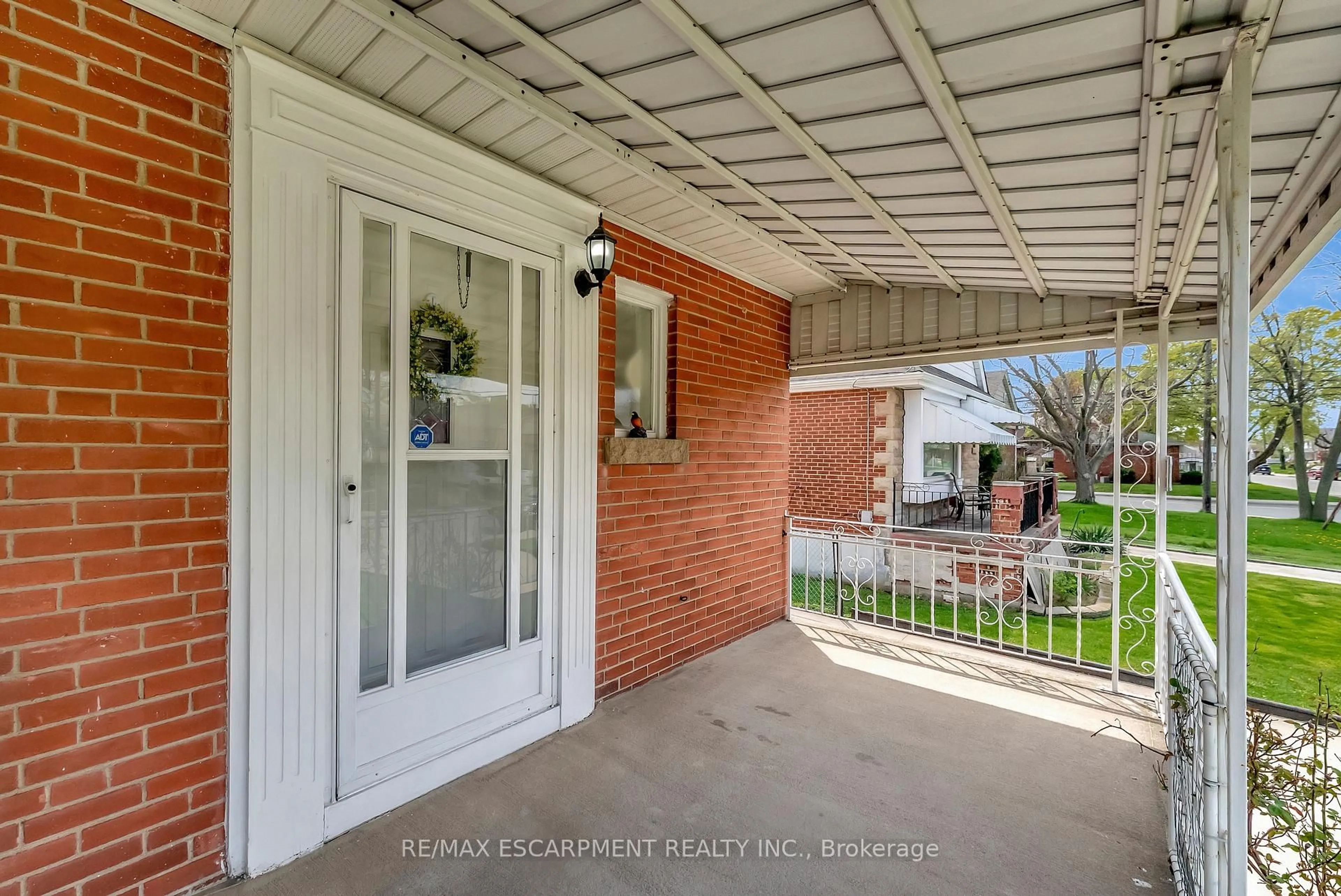 Indoor entryway for 131 East 42nd St, Hamilton Ontario L8T 3A2