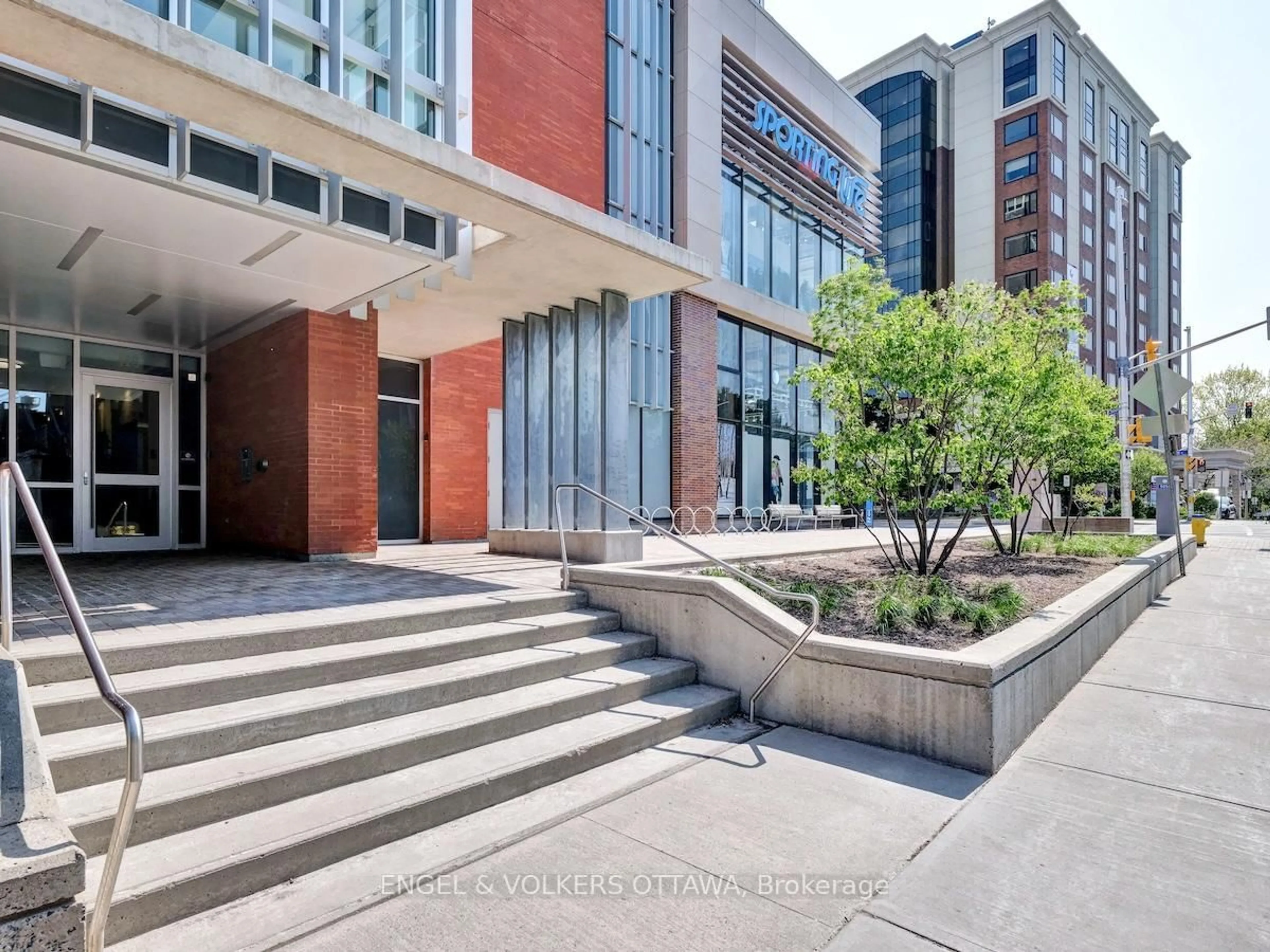 Indoor foyer for 118 Holmwood Ave #509, Ottawa Ontario K1S 5J5