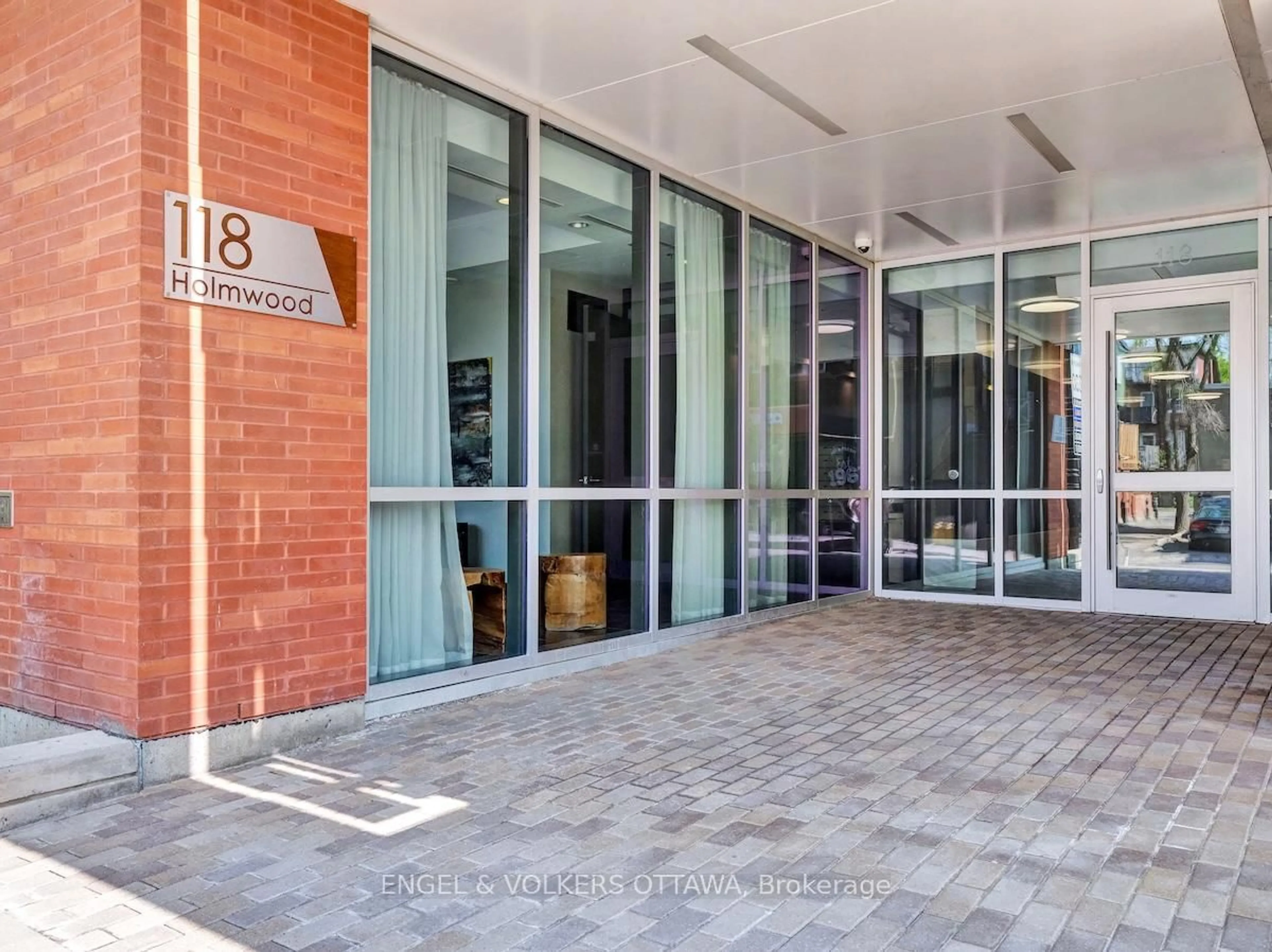Indoor foyer for 118 Holmwood Ave #509, Ottawa Ontario K1S 5J5
