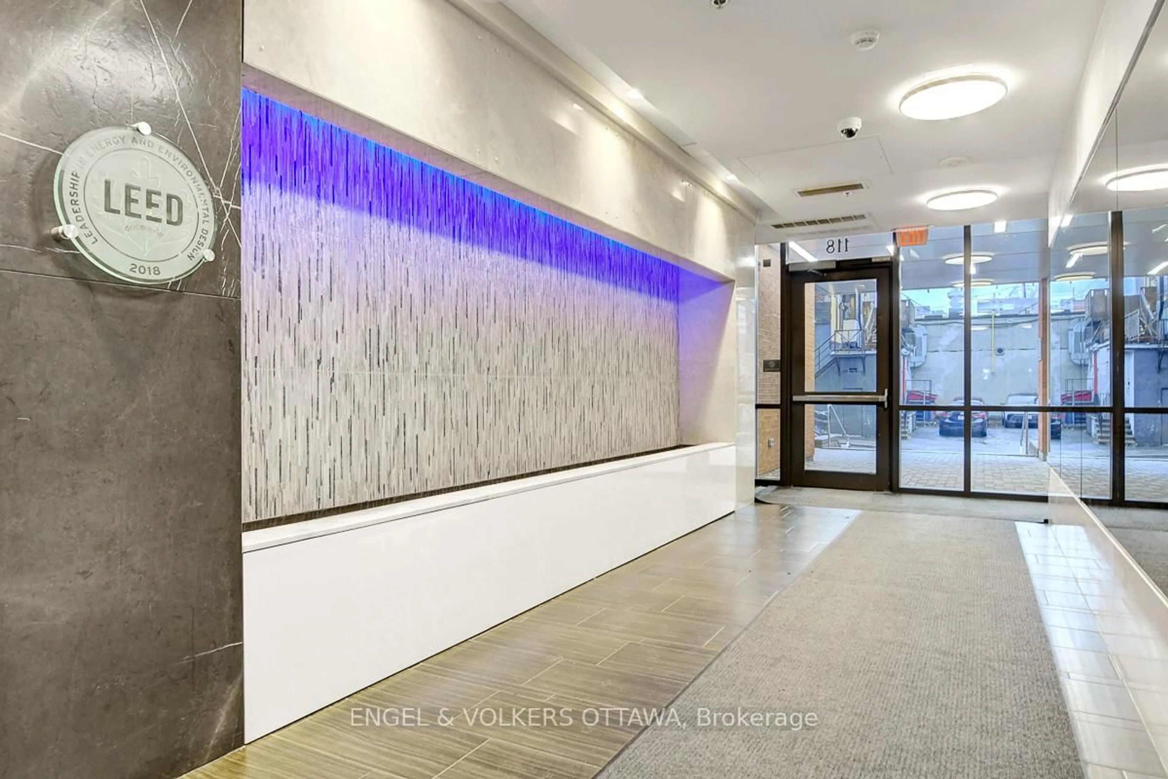 Indoor foyer for 118 Holmwood Ave #509, Ottawa Ontario K1S 5J5