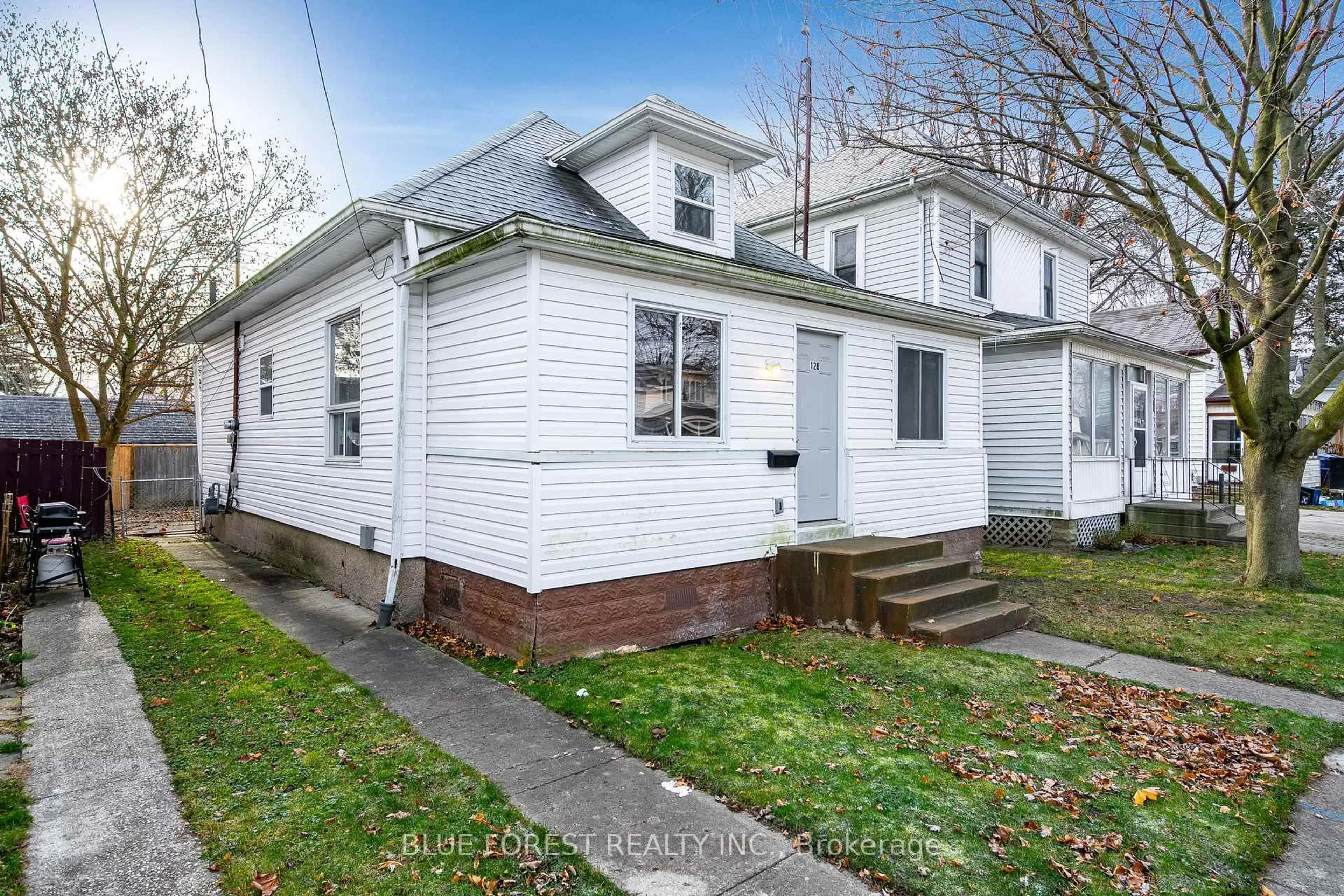 Home with vinyl exterior material, street for 128 Gray St, Chatham-Kent Ontario N7M 1T2
