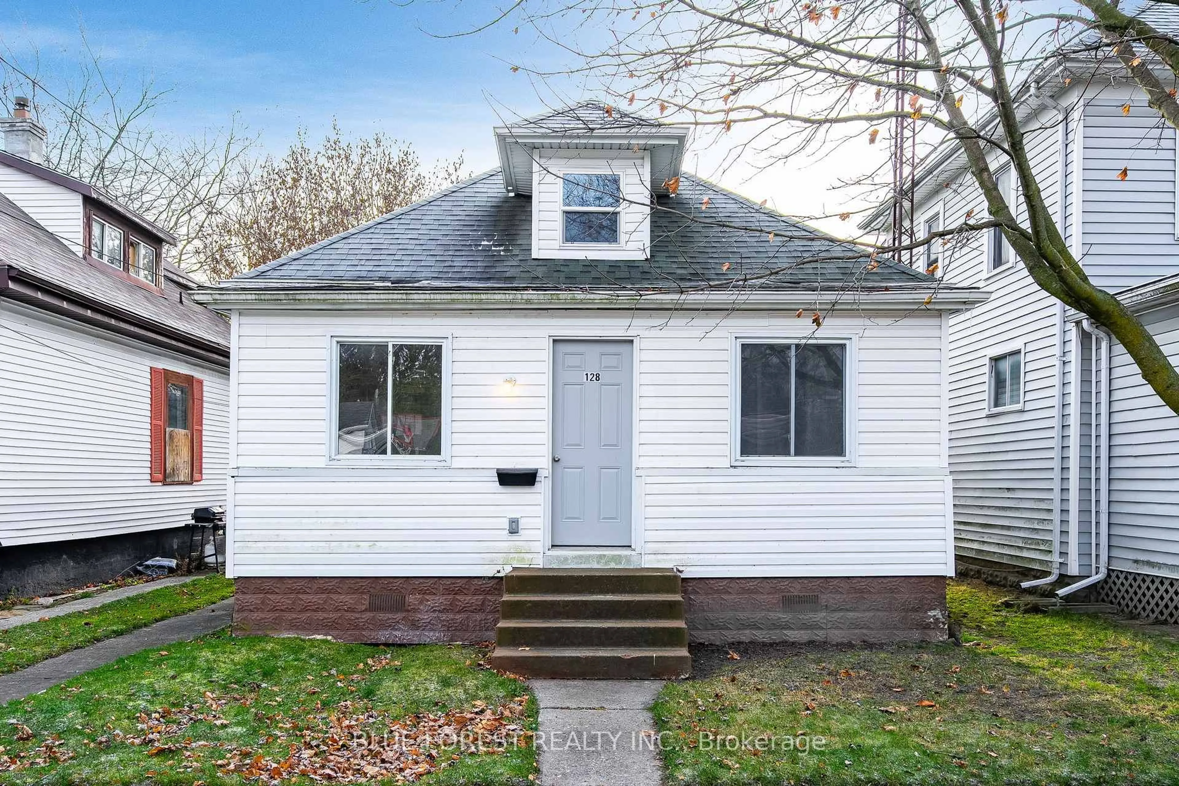 Home with vinyl exterior material, street for 128 Gray St, Chatham-Kent Ontario N7M 1T2