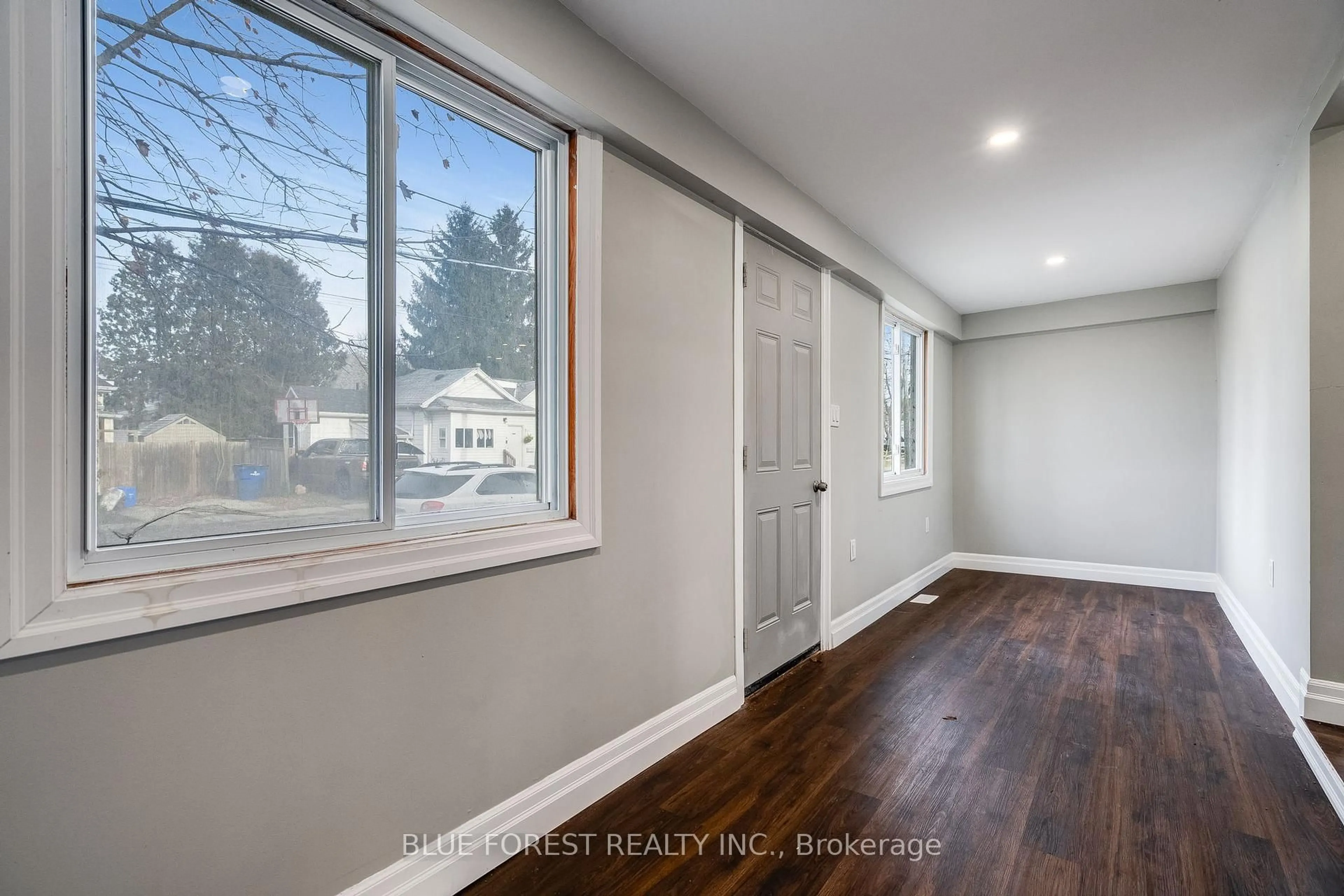 Indoor entryway for 128 Gray St, Chatham-Kent Ontario N7M 1T2