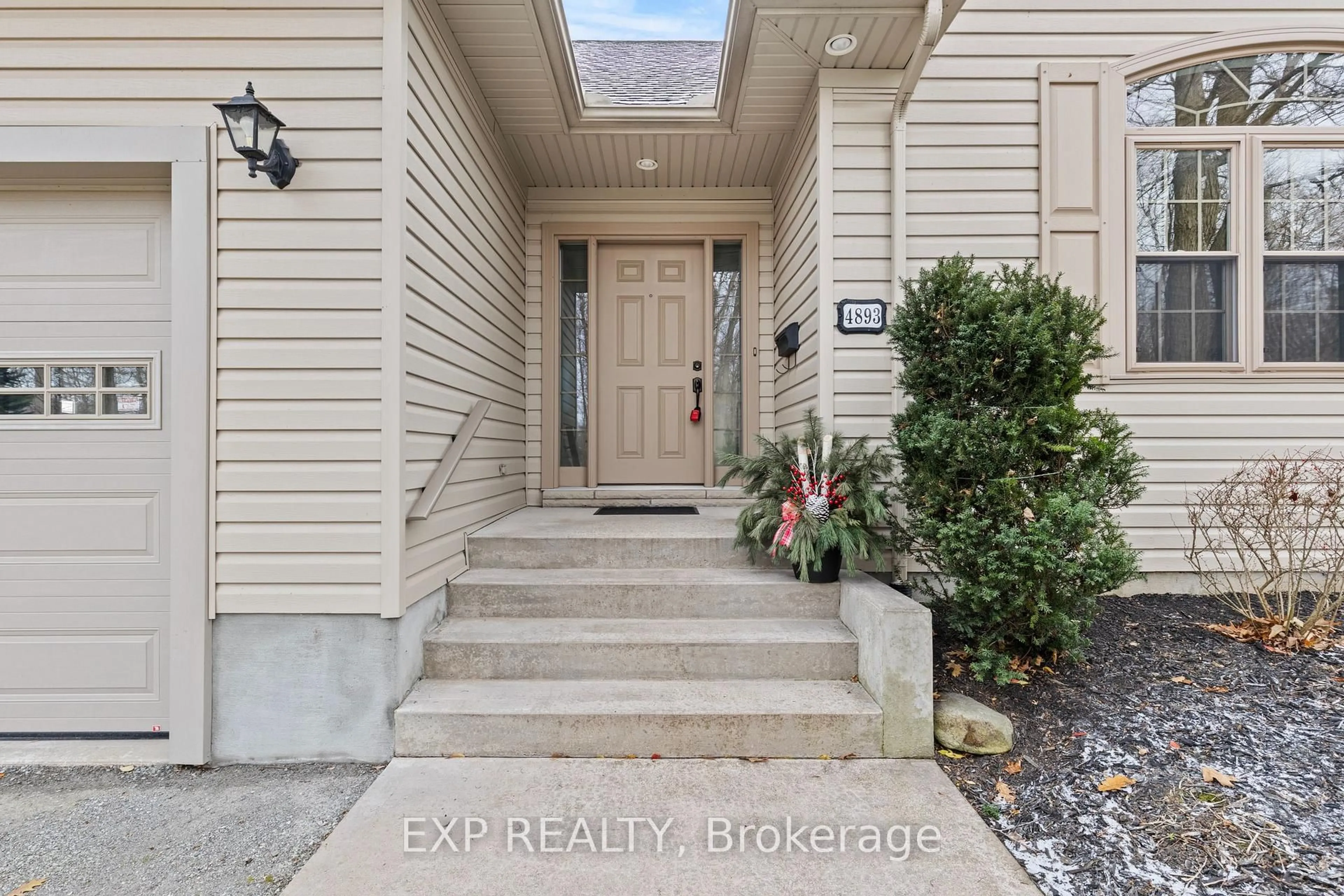 Indoor entryway for 4893 Firelane 18, Port Colborne Ontario L0S 1R0