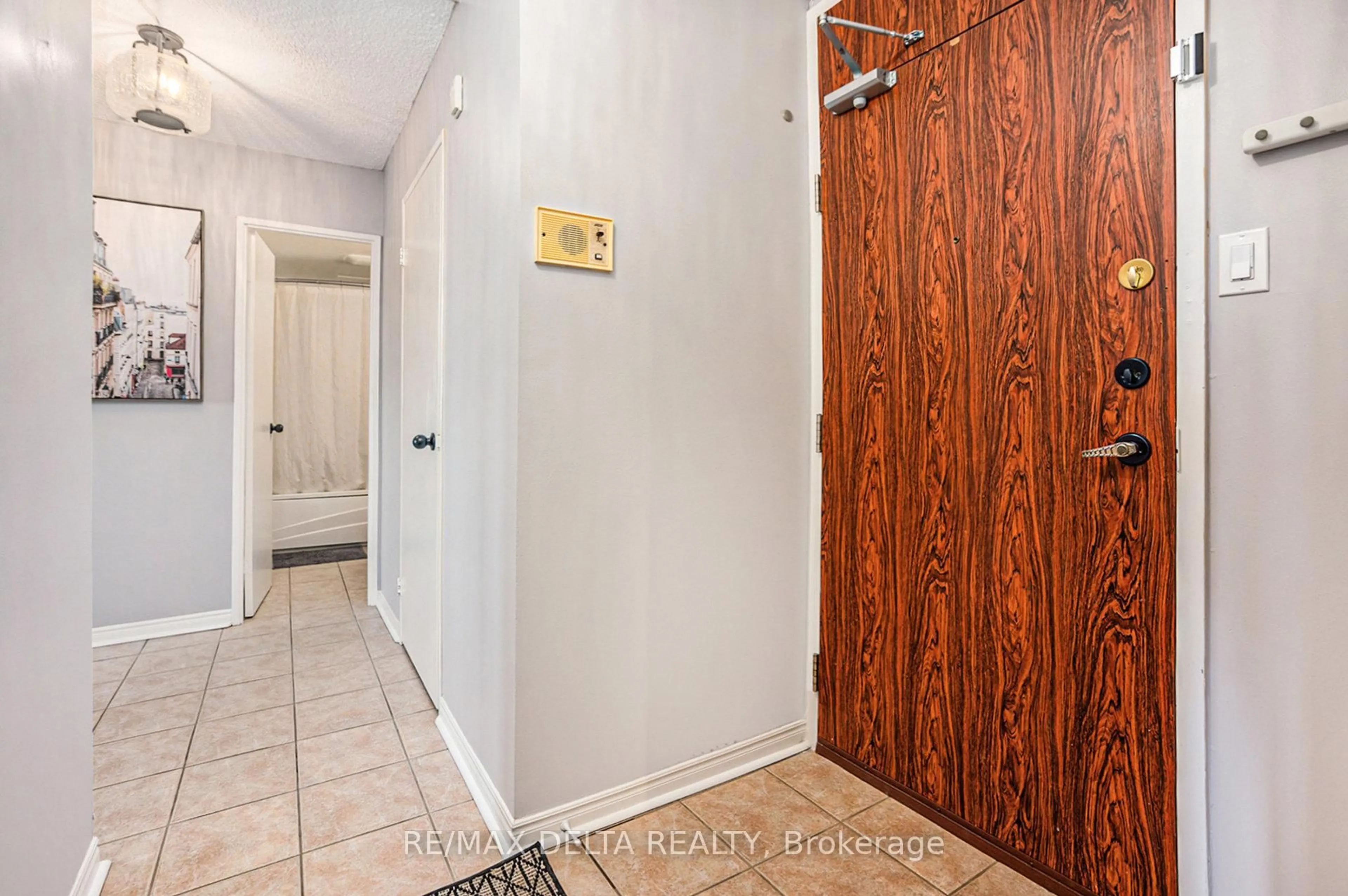 Indoor entryway for 2020 Jasmine Cres #513, Ottawa Ontario K1J 8K5