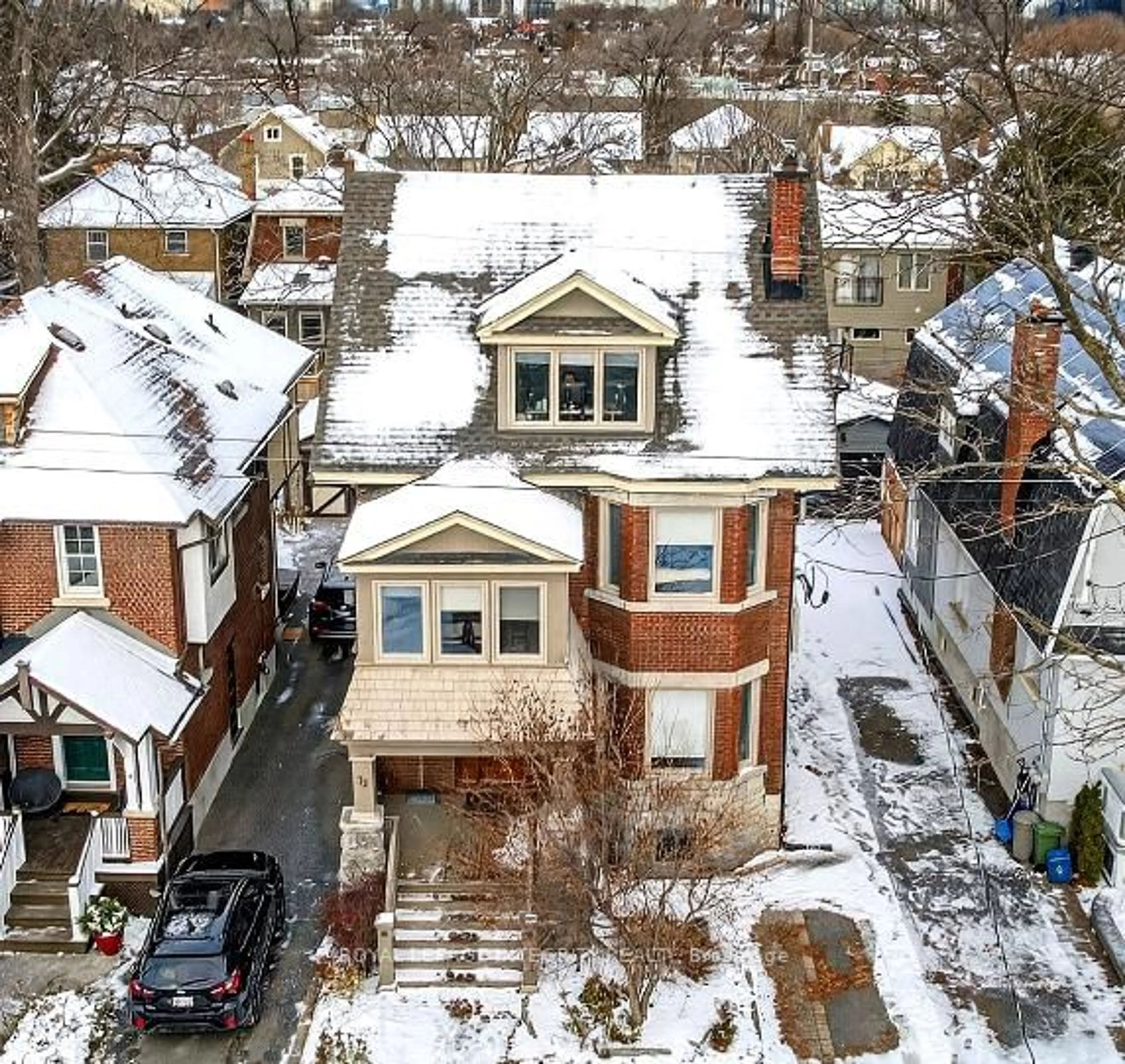 A pic from outside/outdoor area/front of a property/back of a property/a pic from drone, street for 73 Renfrew Ave, Ottawa Ontario K1S 1Z4