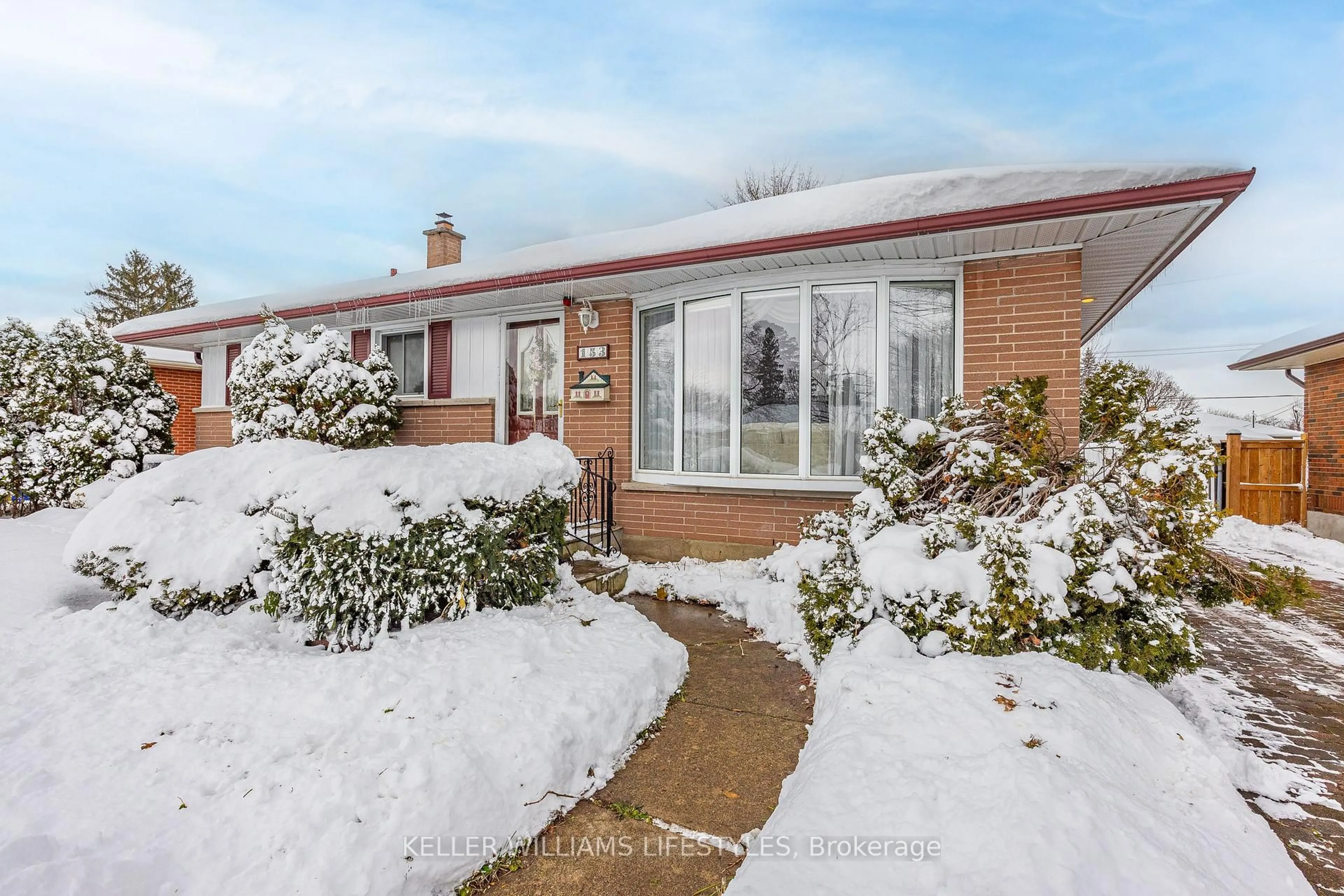 A pic from outside/outdoor area/front of a property/back of a property/a pic from drone, street for 153 Mark St, London East Ontario N5V 2G8