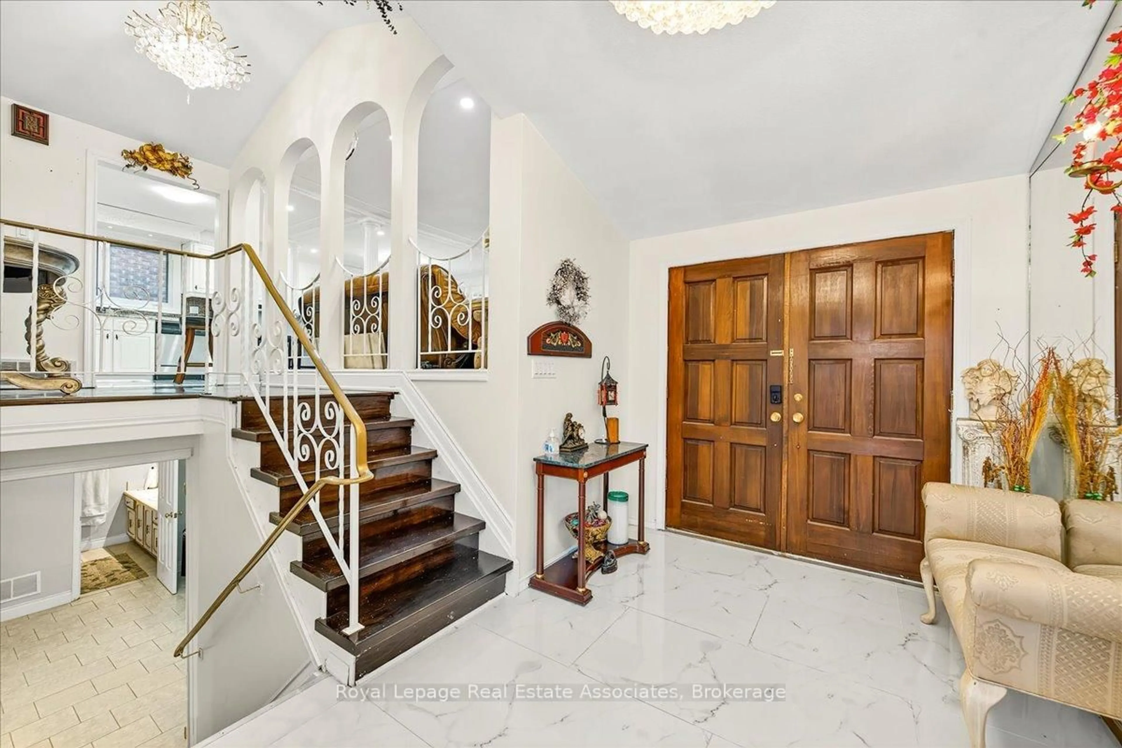 Indoor foyer for 51 Picton St, Hamilton Ontario L8L 1E4