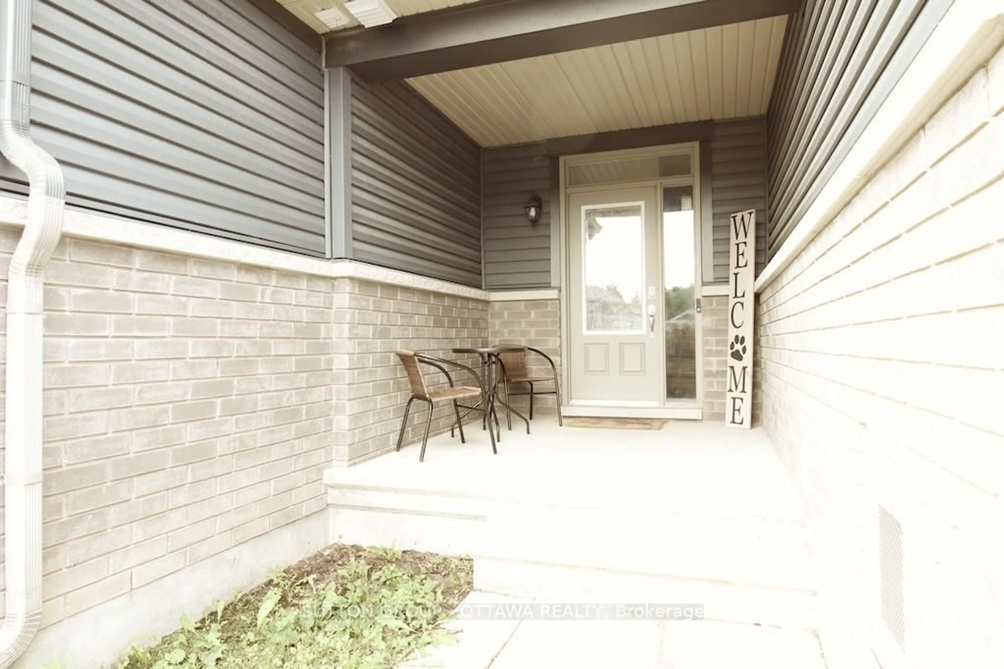 Patio, street for 303 Rue De L Etang St, Clarence-Rockland Ontario K4K 0K1