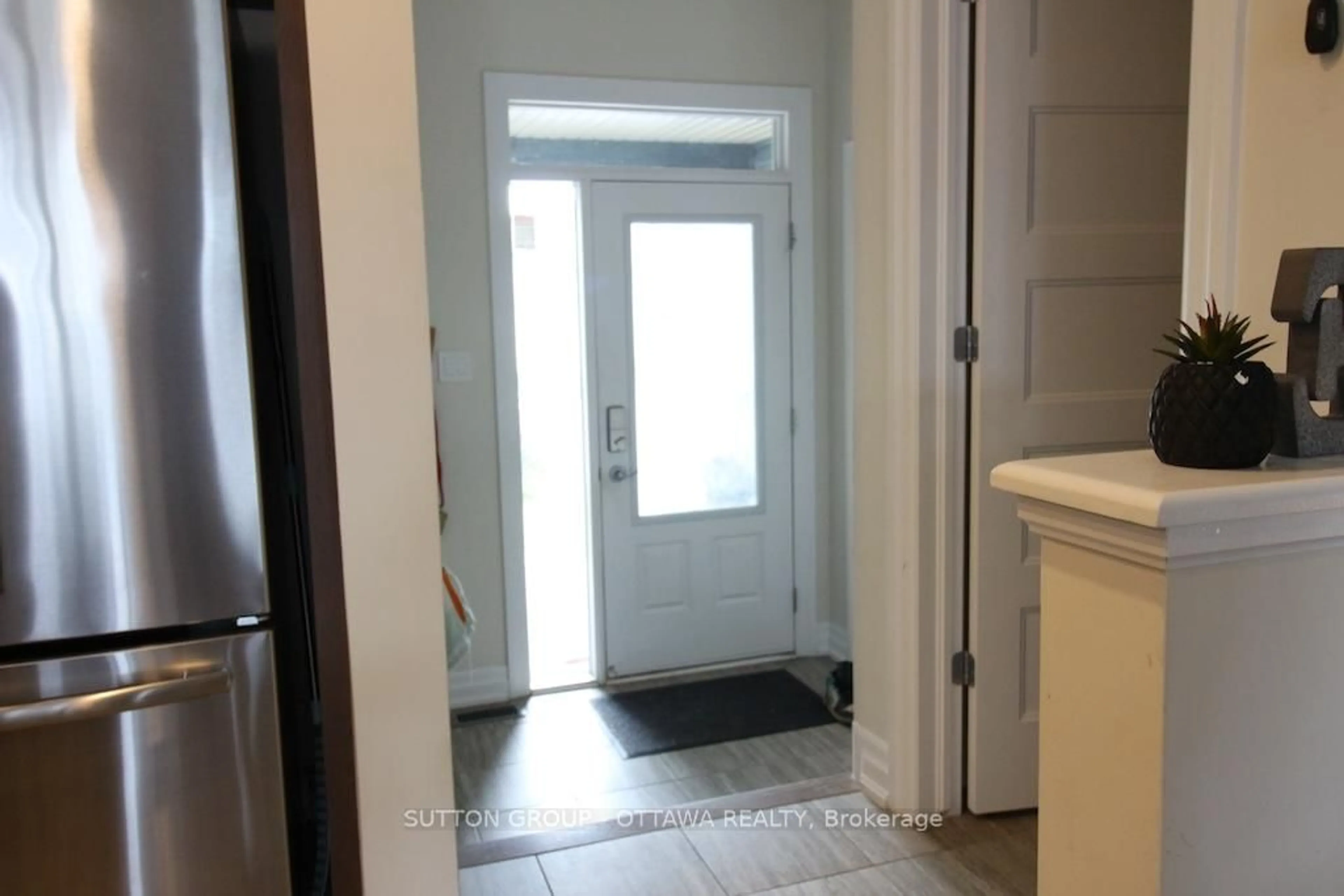 Indoor entryway for 303 Rue De L Etang St, Clarence-Rockland Ontario K4K 0K1