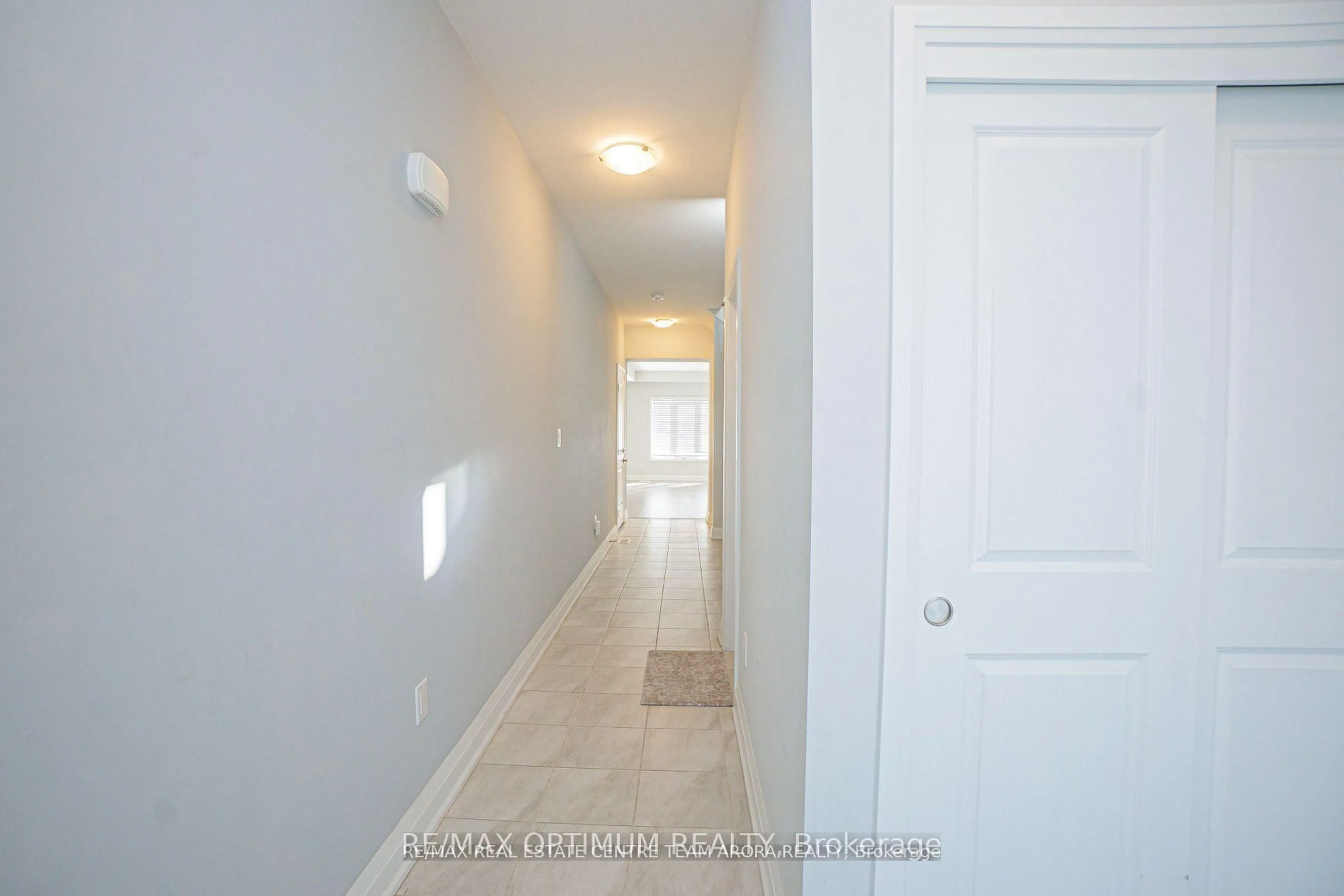 Indoor entryway for 112 Bur Oak Dr, Thorold Ontario L2V 0L8