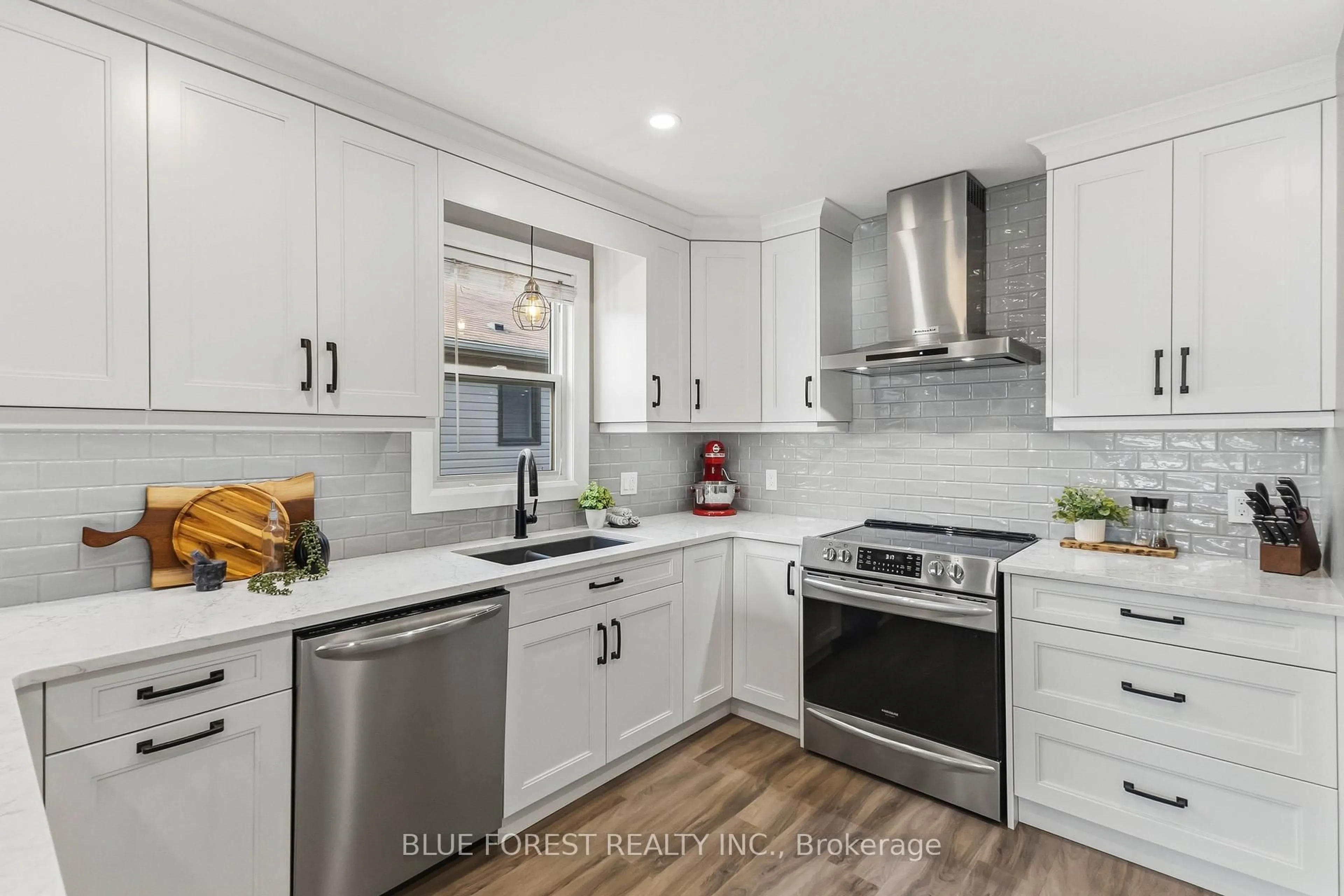 Open concept kitchen, ceramic/tile floor for 4 Donker Dr, St. Thomas Ontario N5P 4J3