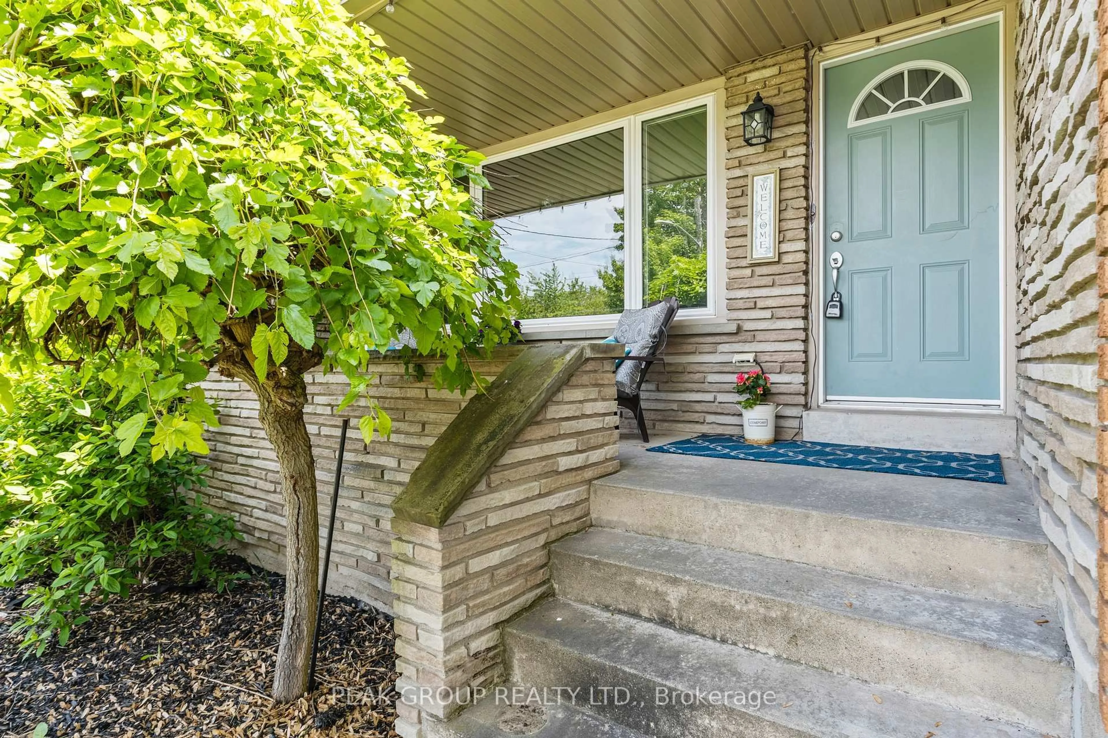 Indoor entryway for 47 David St, Welland Ontario L3B 2B4