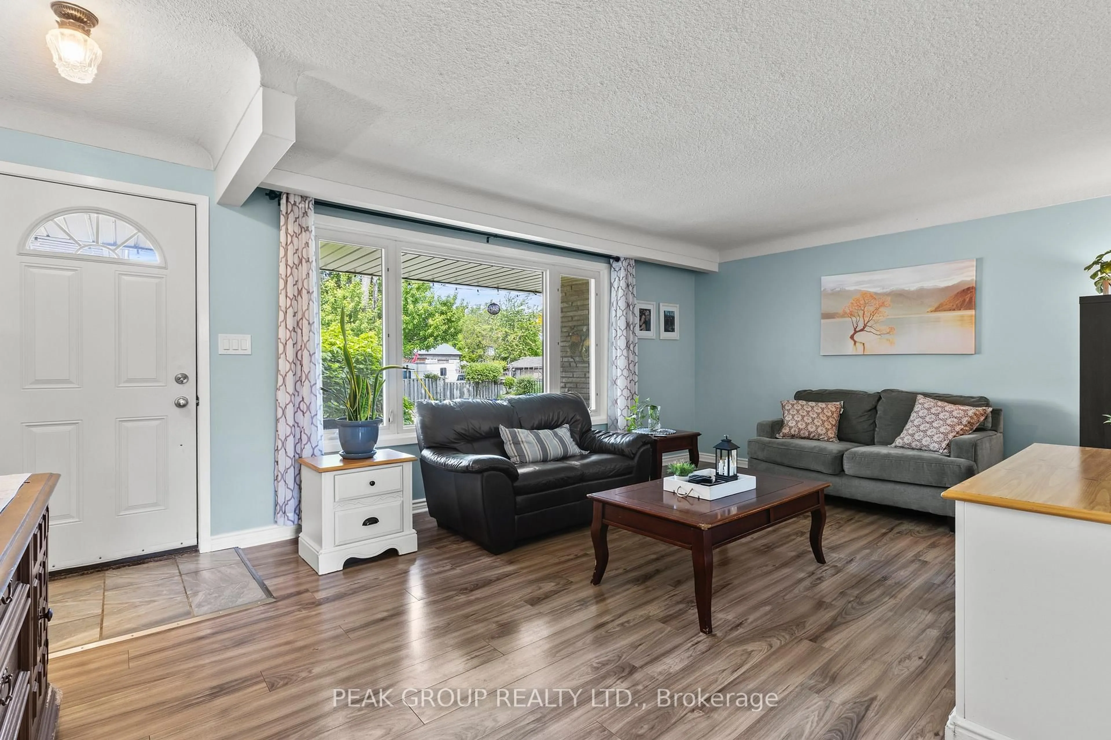 Living room with furniture, wood/laminate floor for 47 David St, Welland Ontario L3B 2B4