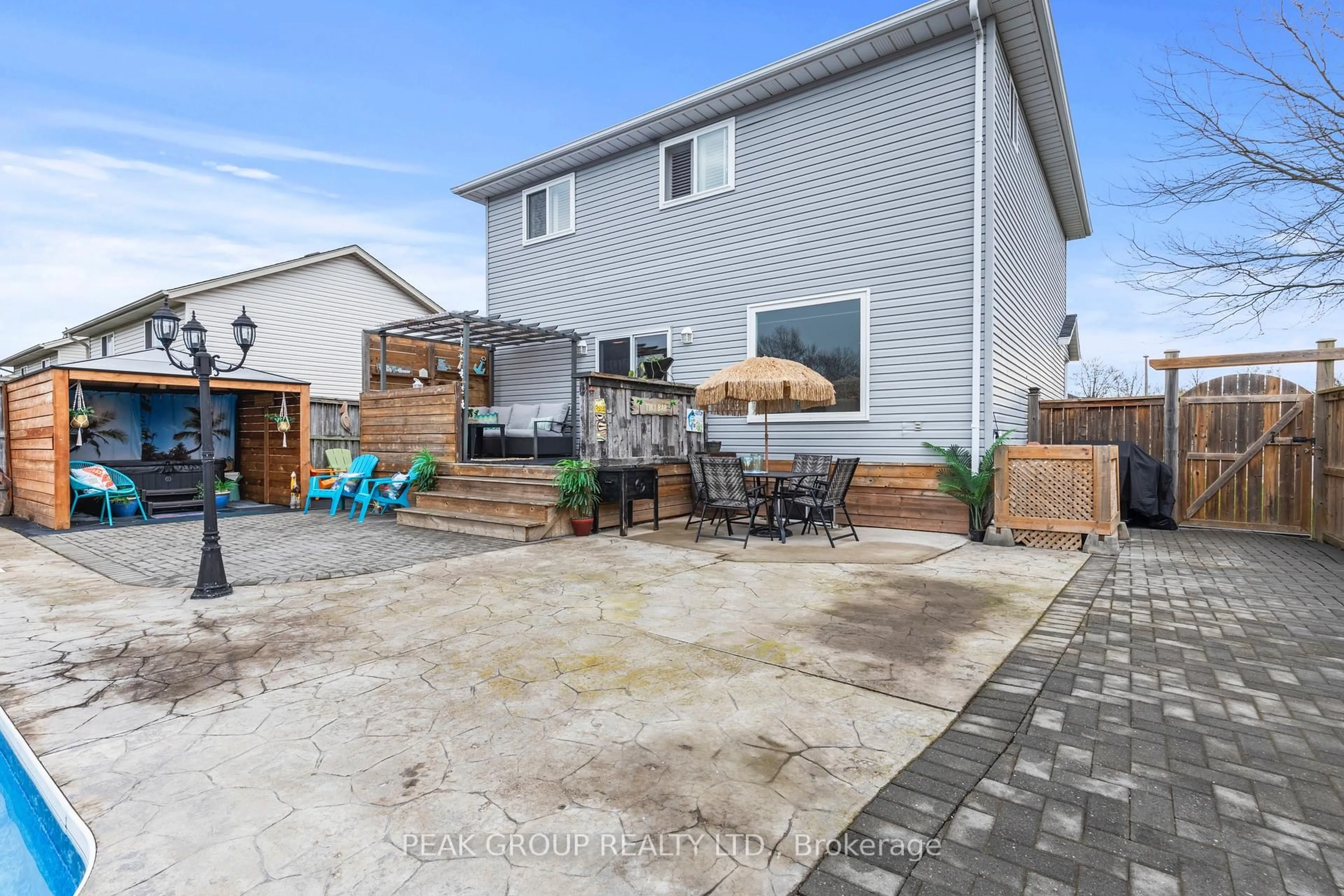 Patio, street for 427 Trillium Ave, Welland Ontario L3C 7H1