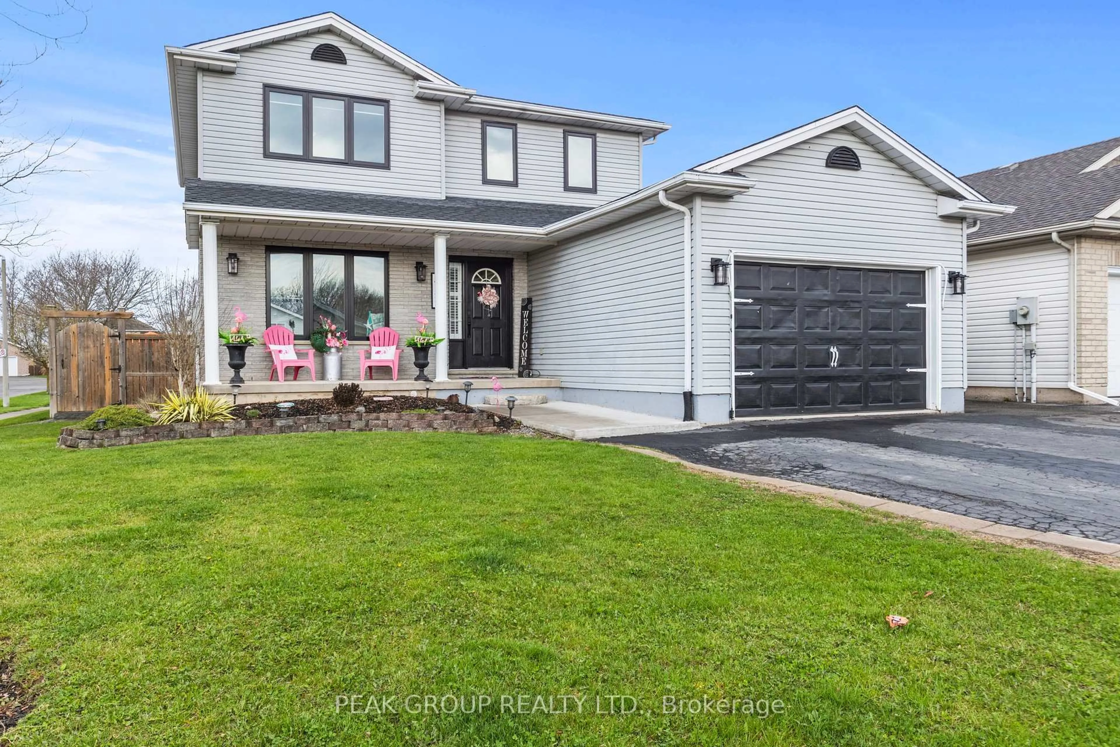 Home with vinyl exterior material, street for 427 Trillium Ave, Welland Ontario L3C 7H1