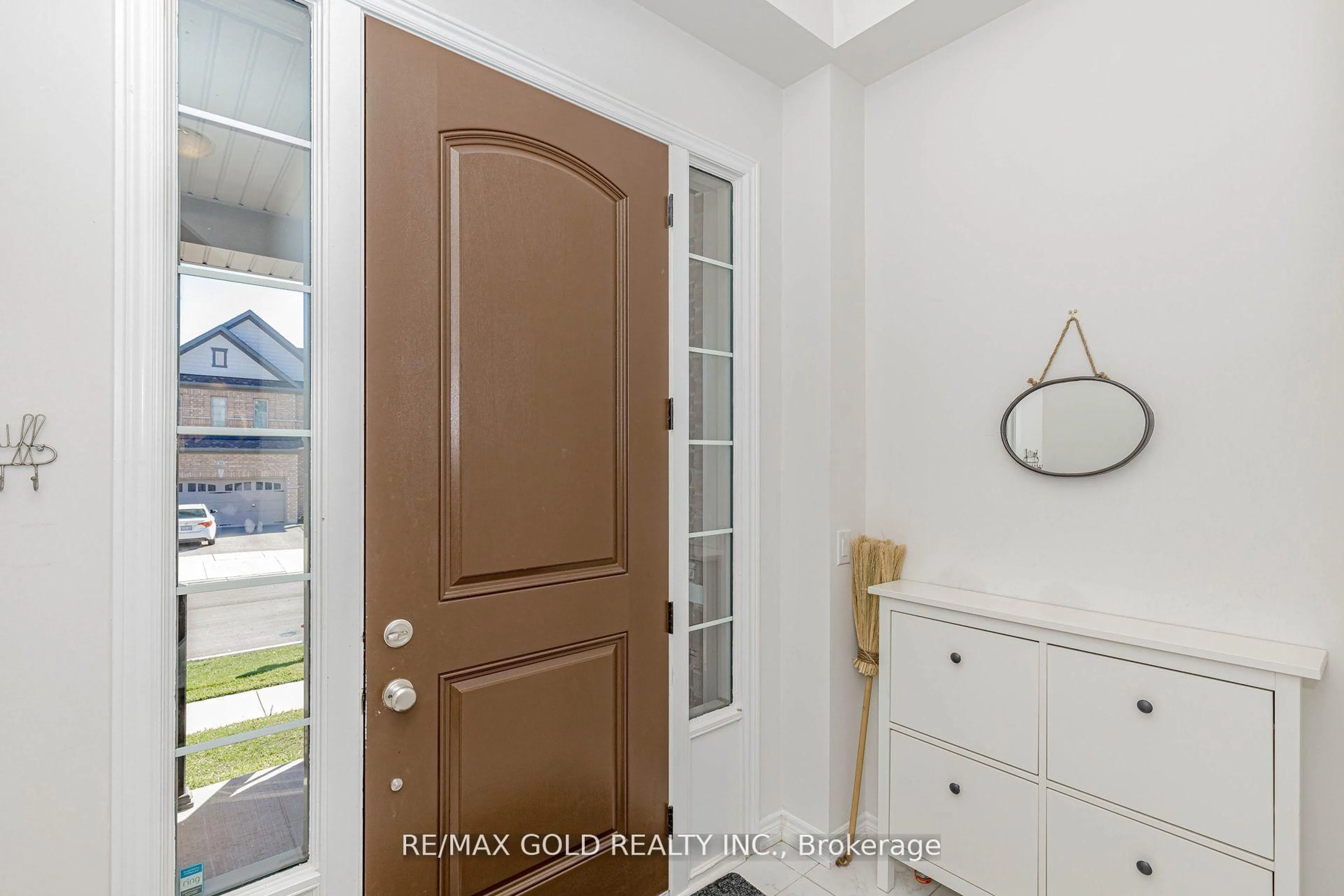 Indoor entryway for 46 Reistwood Dr, Kitchener Ontario N2R 0N8