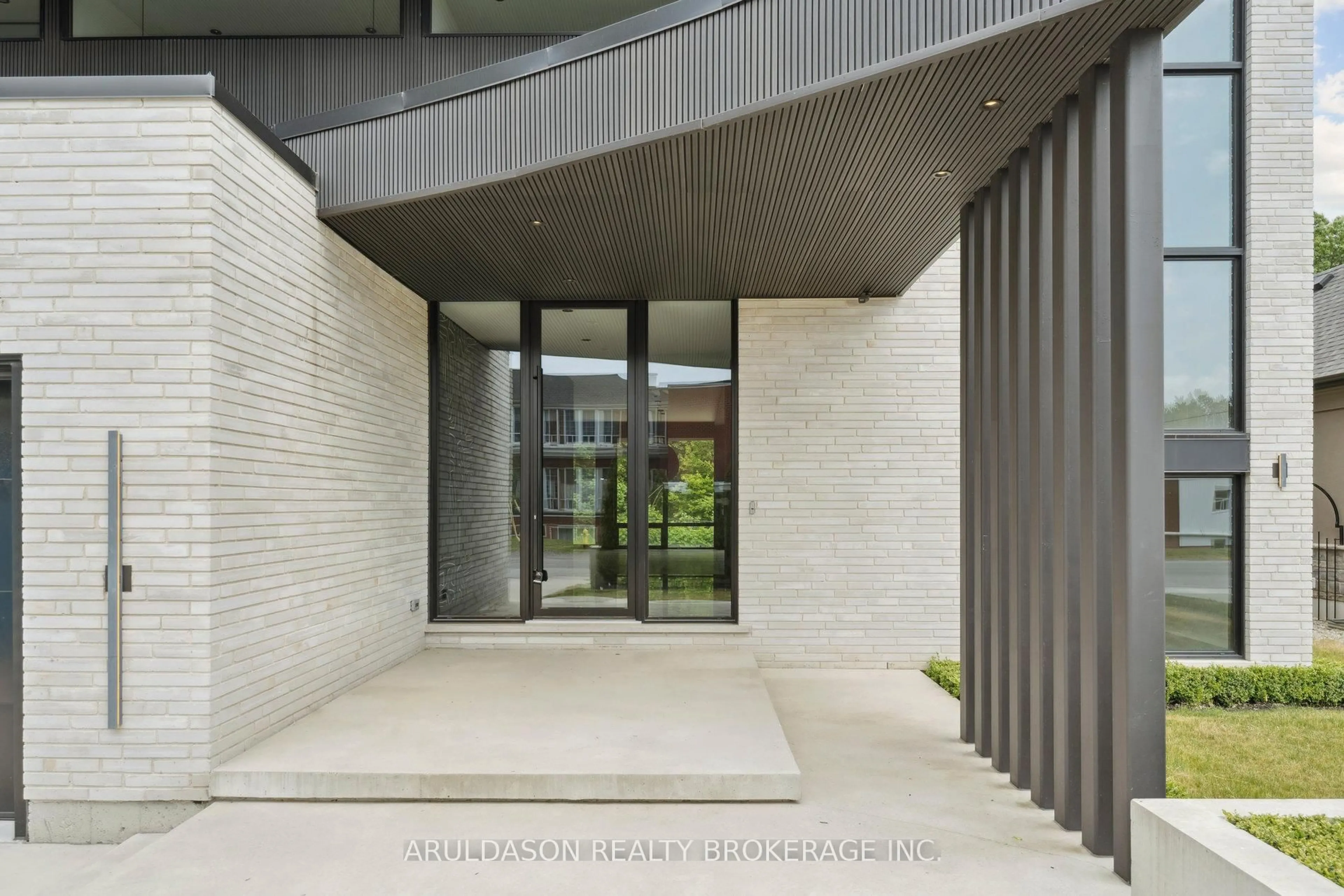 Indoor foyer for 1135 Balfour St, Pelham Ontario L0S 1C0