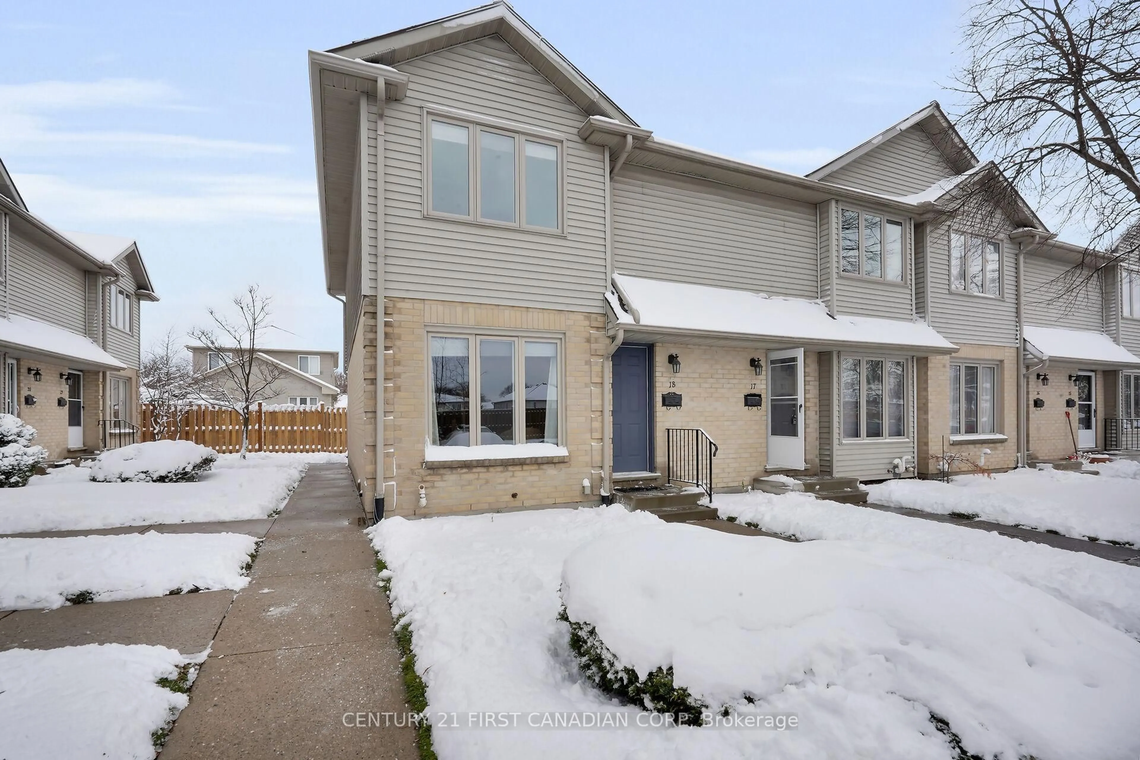 A pic from outside/outdoor area/front of a property/back of a property/a pic from drone, street for 1138 Kipps Lane #18, London East Ontario N5Y 5K6