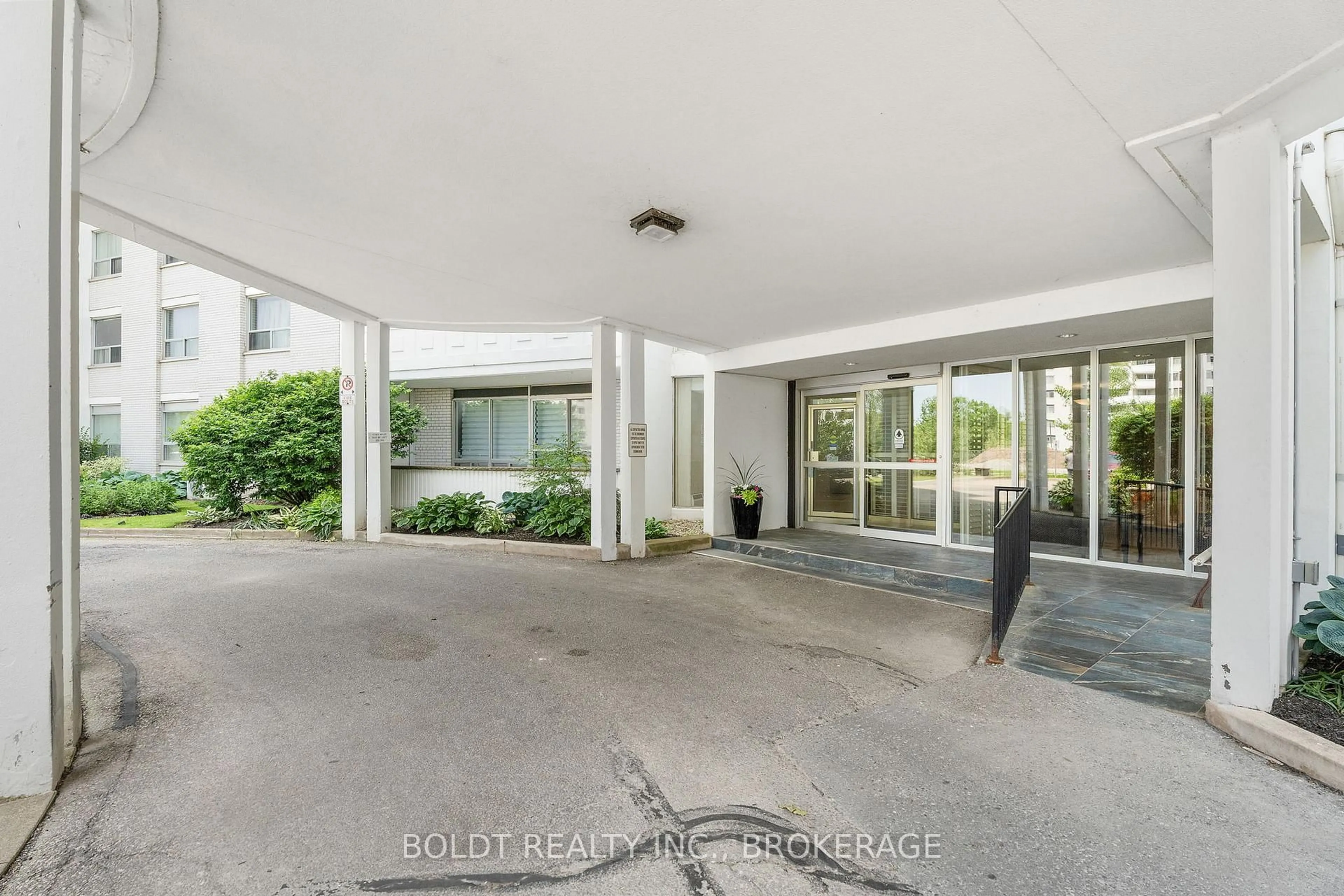Indoor foyer for 35 Towering Heights Blvd #902, St. Catharines Ontario L2T 3G8