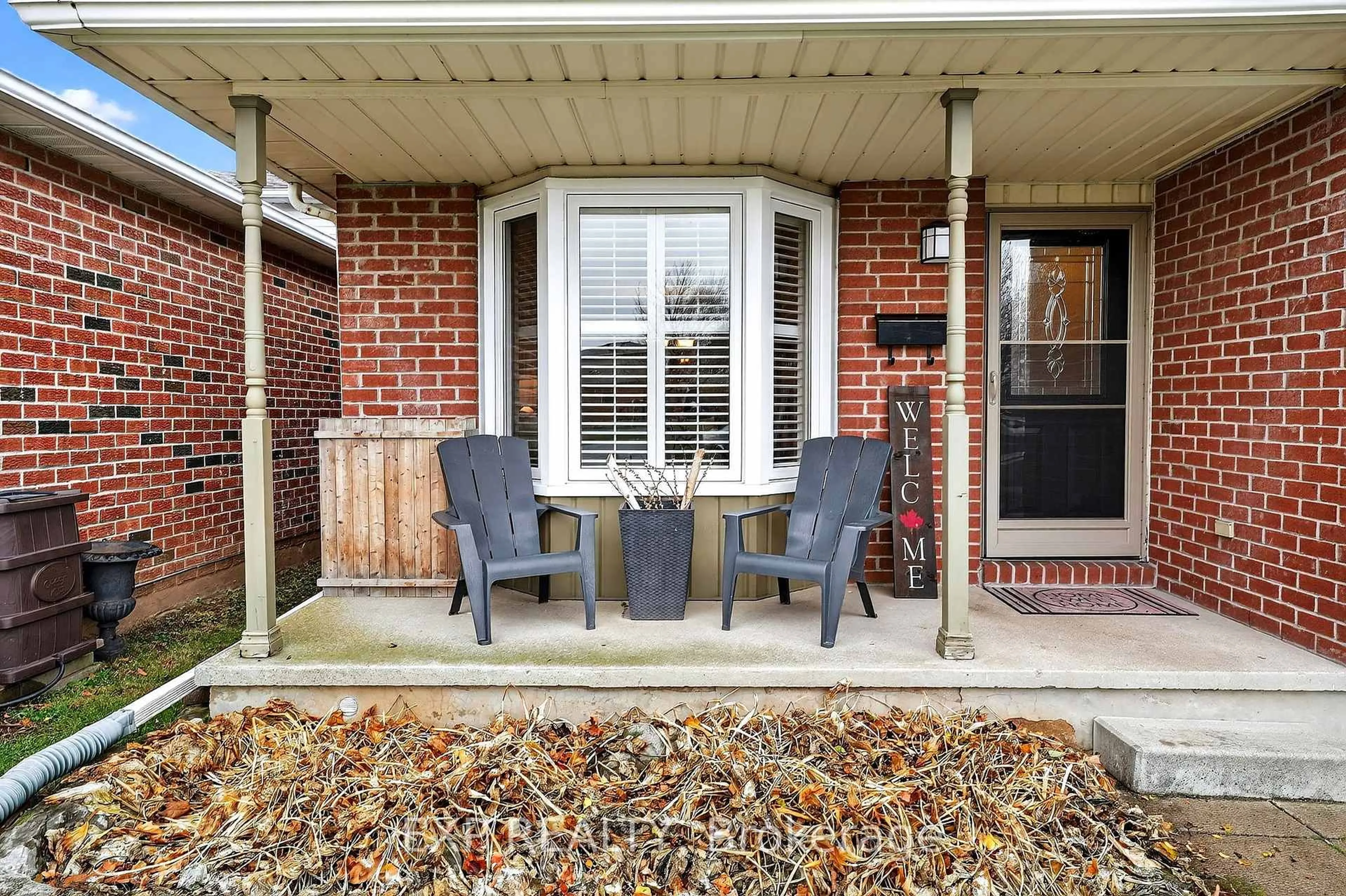 Patio, street for 90 Sandra Cres, Grimsby Ontario L3M 4Y7