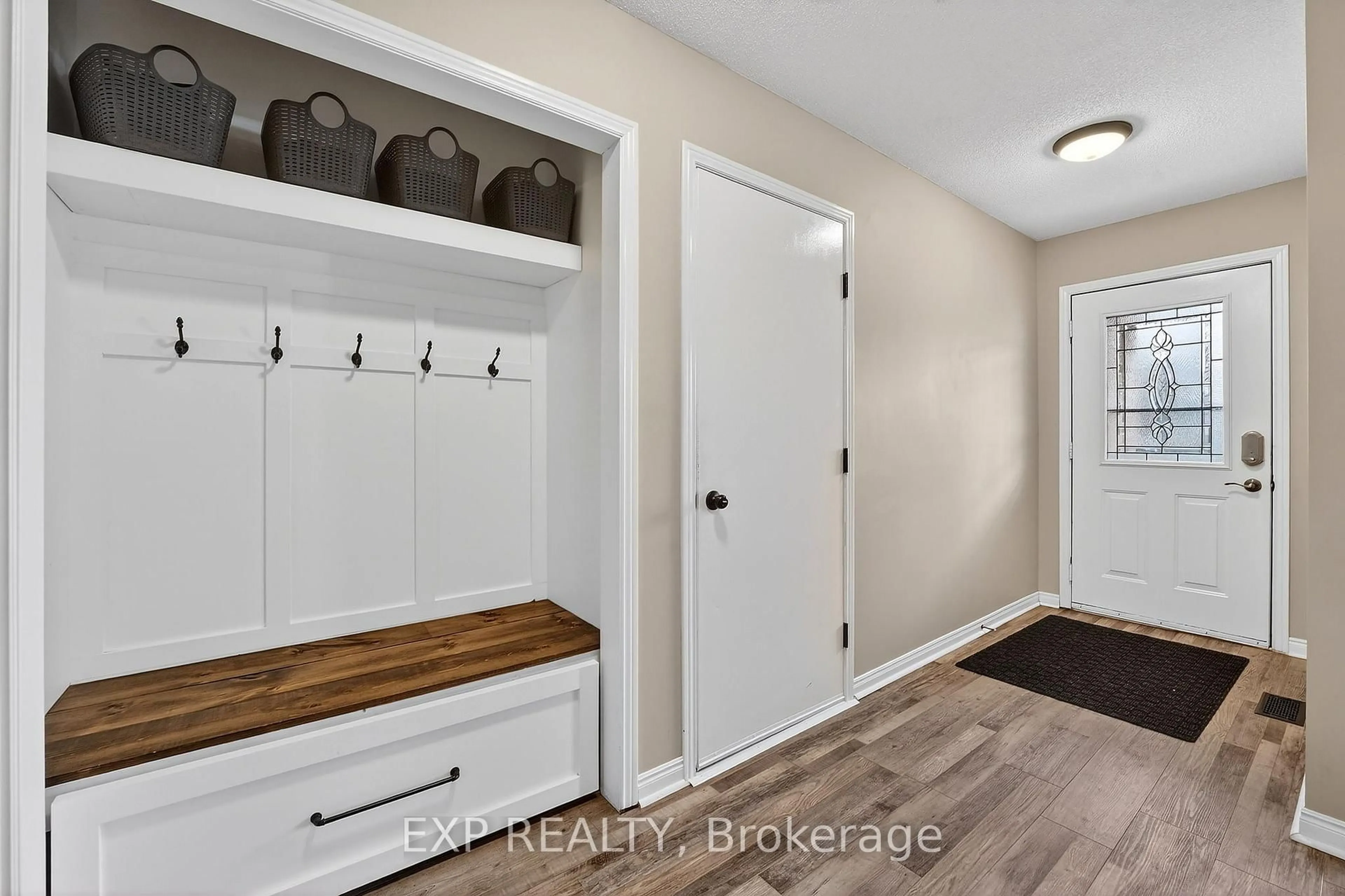 Indoor entryway for 90 Sandra Cres, Grimsby Ontario L3M 4Y7