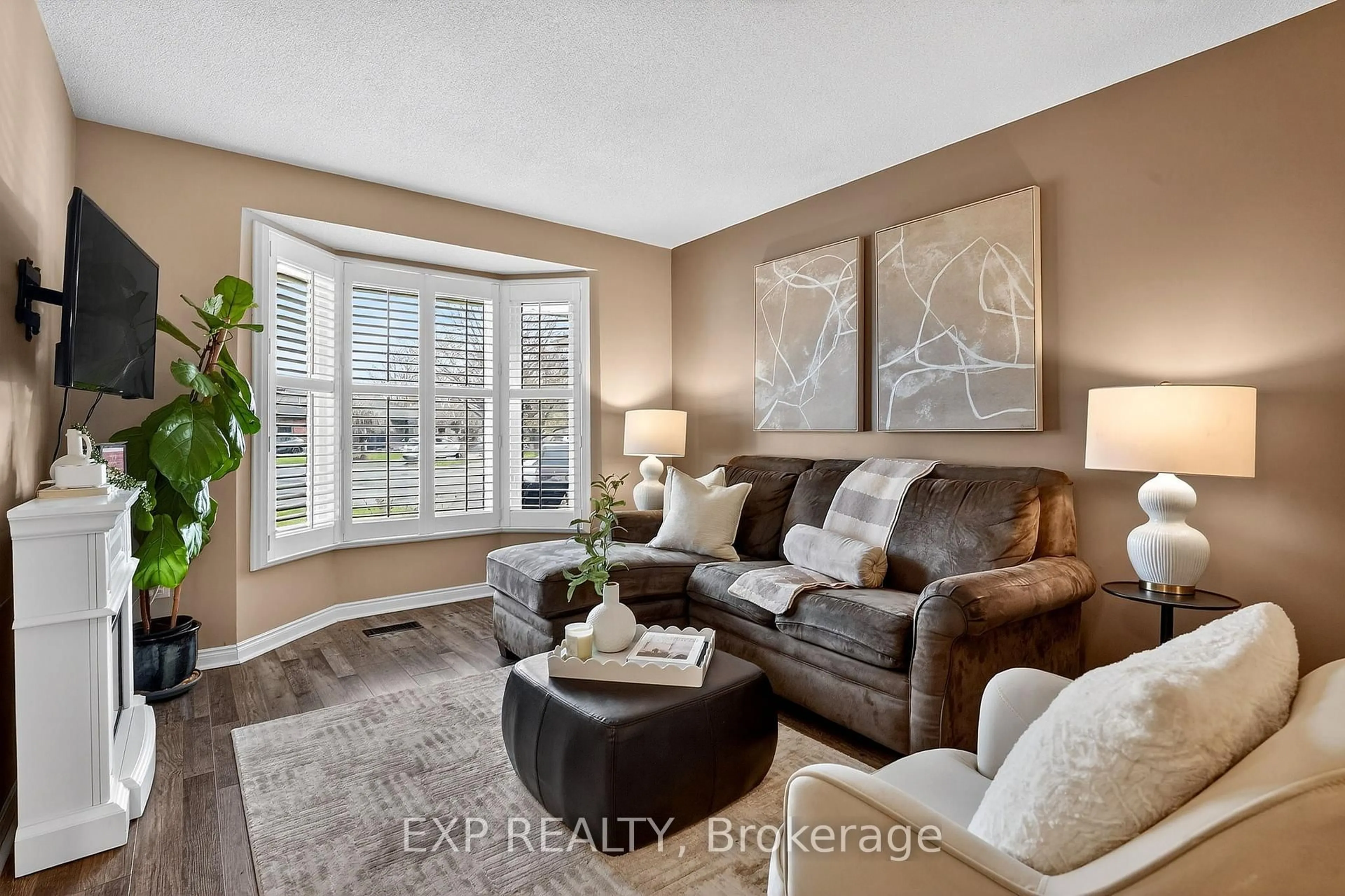 Living room with furniture, unknown for 90 Sandra Cres, Grimsby Ontario L3M 4Y7