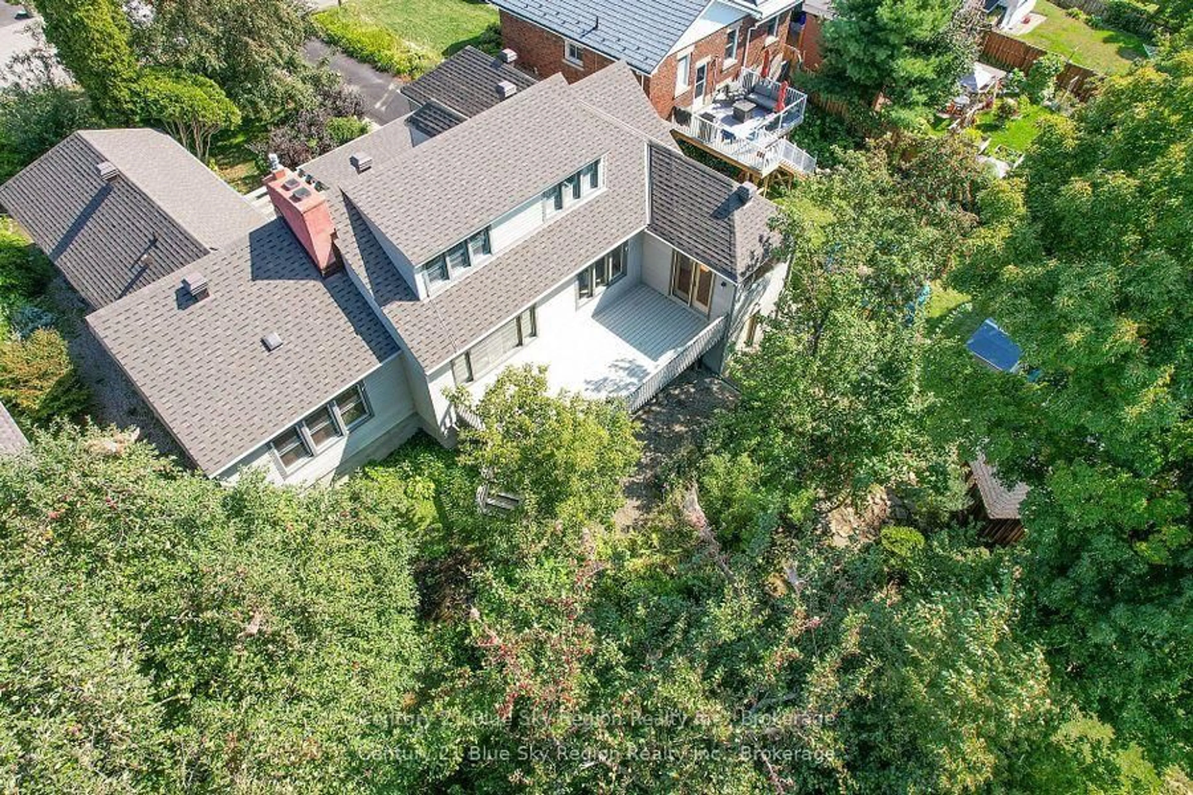 A pic from outside/outdoor area/front of a property/back of a property/a pic from drone, unknown for 857 Bourke St, North Bay Ontario P1B 3K5